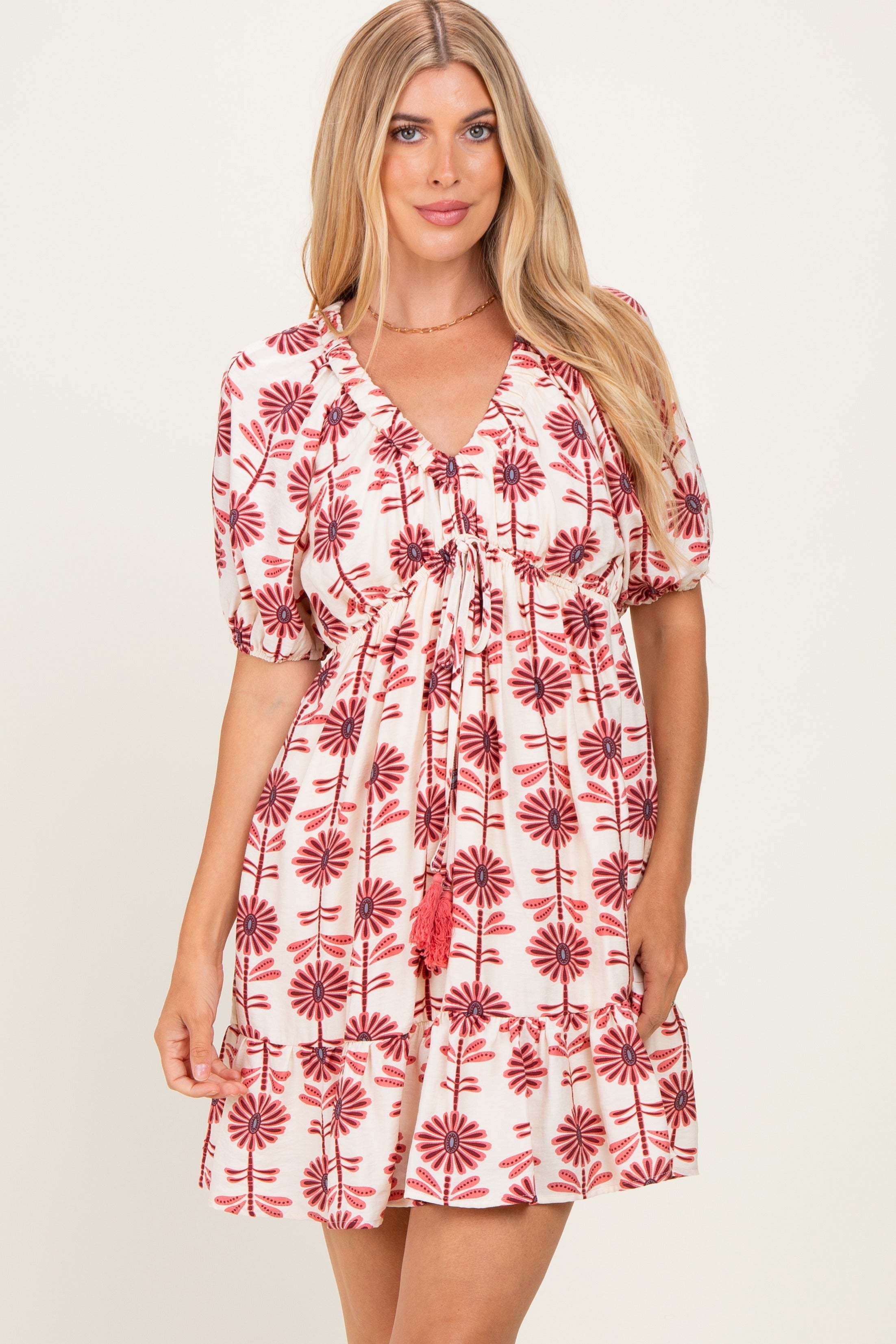 Rosenfarbenes Umstands-Minikleid mit Blumenmuster, V-Ausschnitt, Puffärmeln und Volant