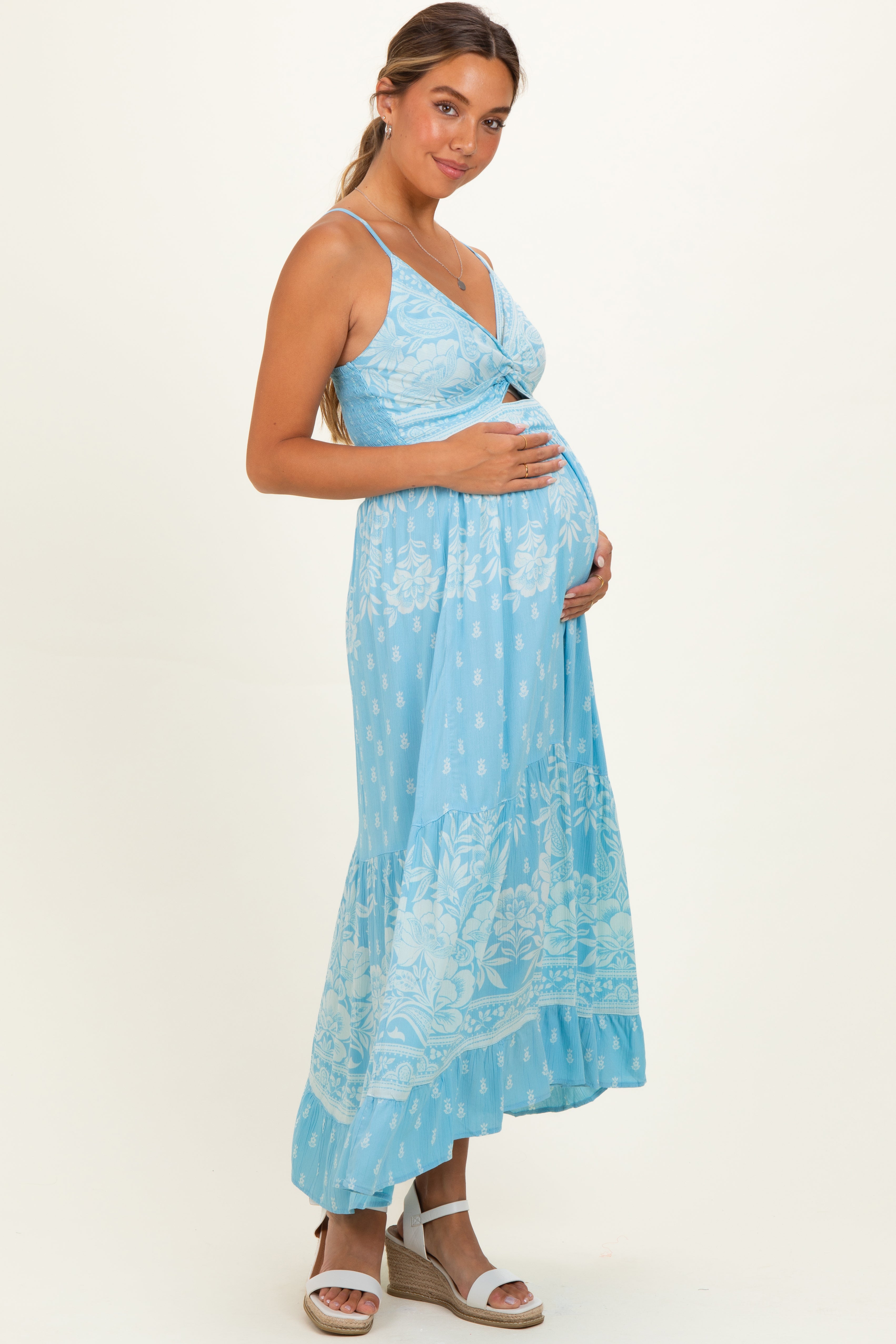 Umstands-Maxikleid in Hellblau mit V-Ausschnitt, Twist-Detail und Cut-out