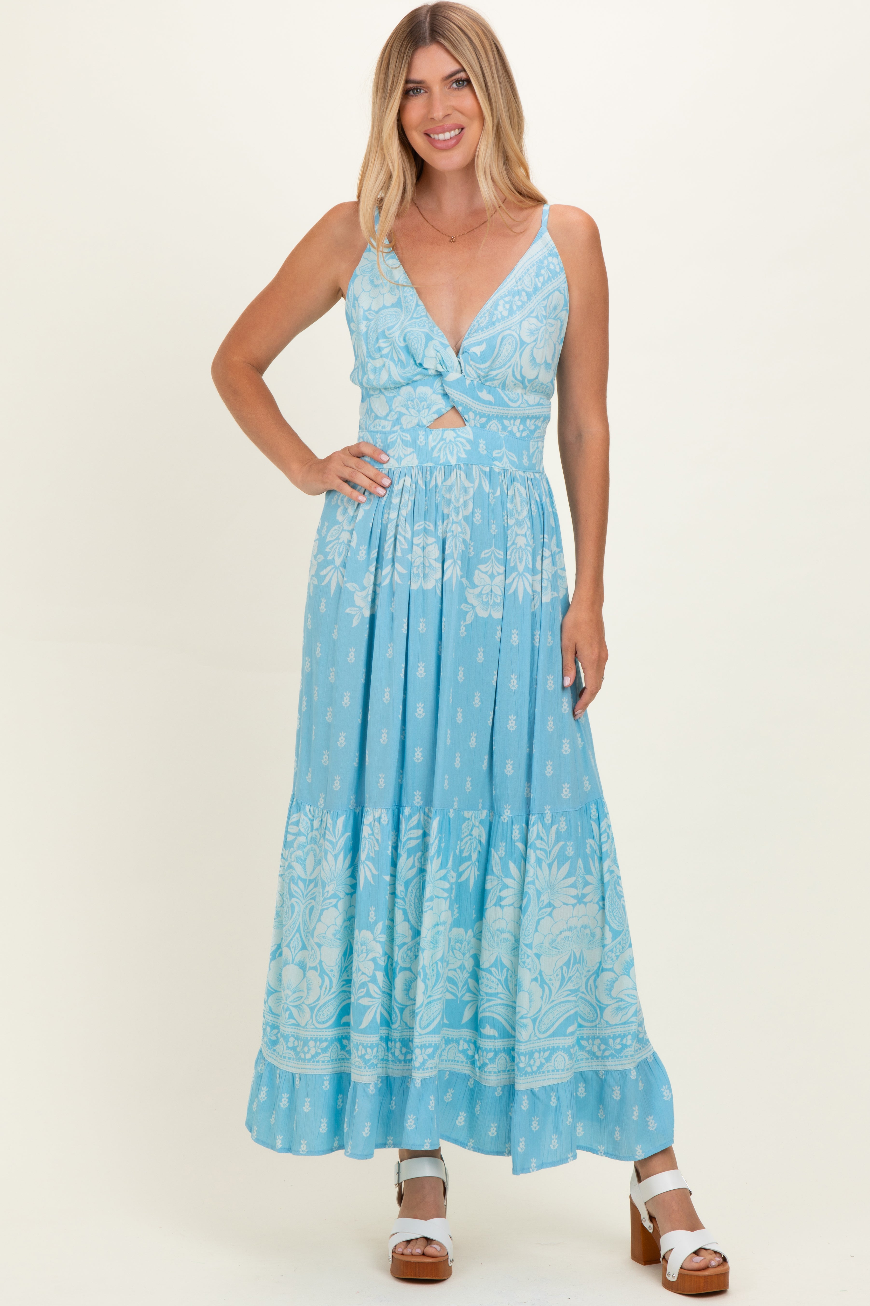 Umstands-Maxikleid in Hellblau mit V-Ausschnitt, Twist-Detail und Cut-out
