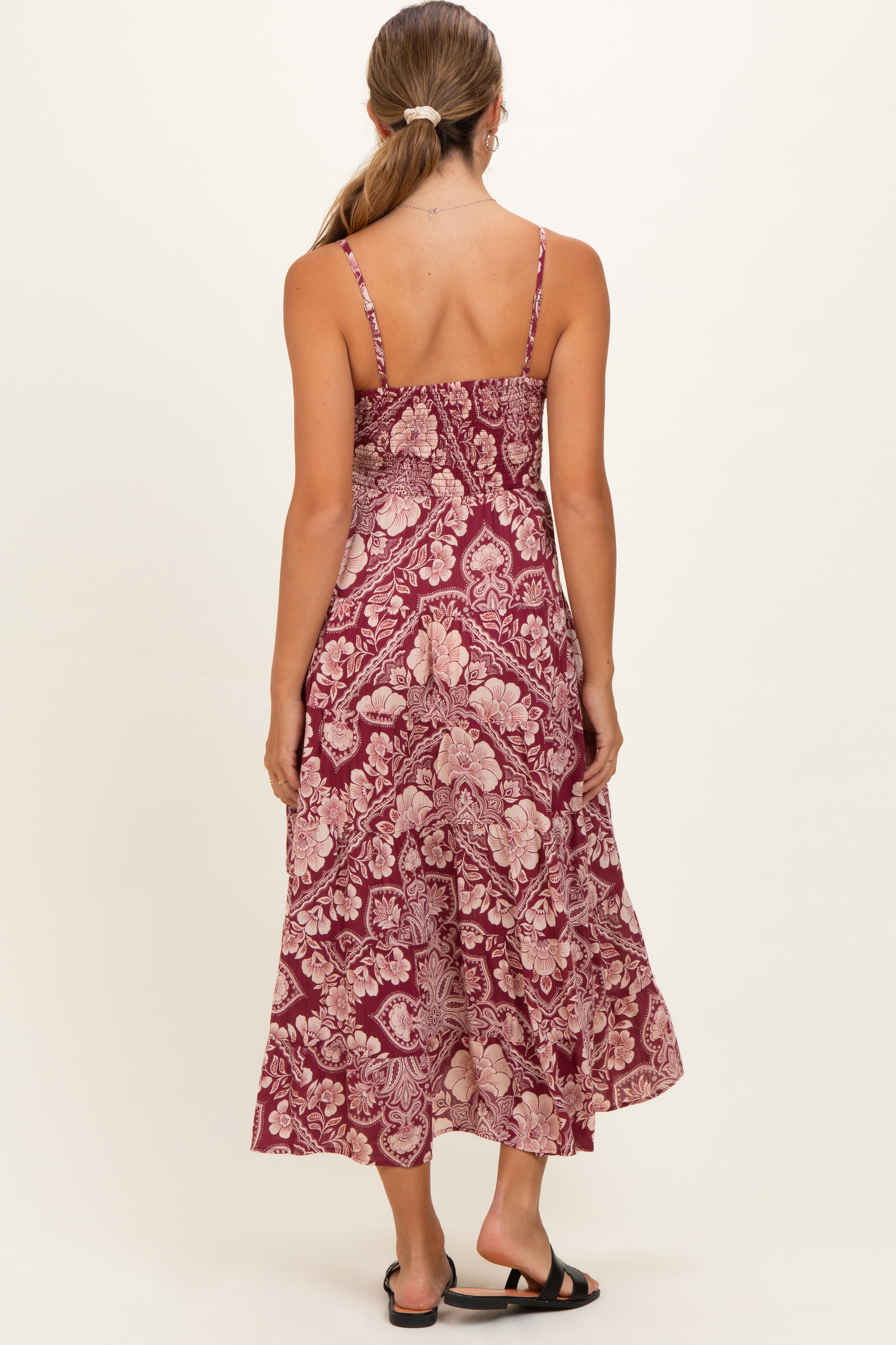 Umstands-Maxikleid in Weinrot mit Blumenmuster, V-Ausschnitt und Twist-Detail