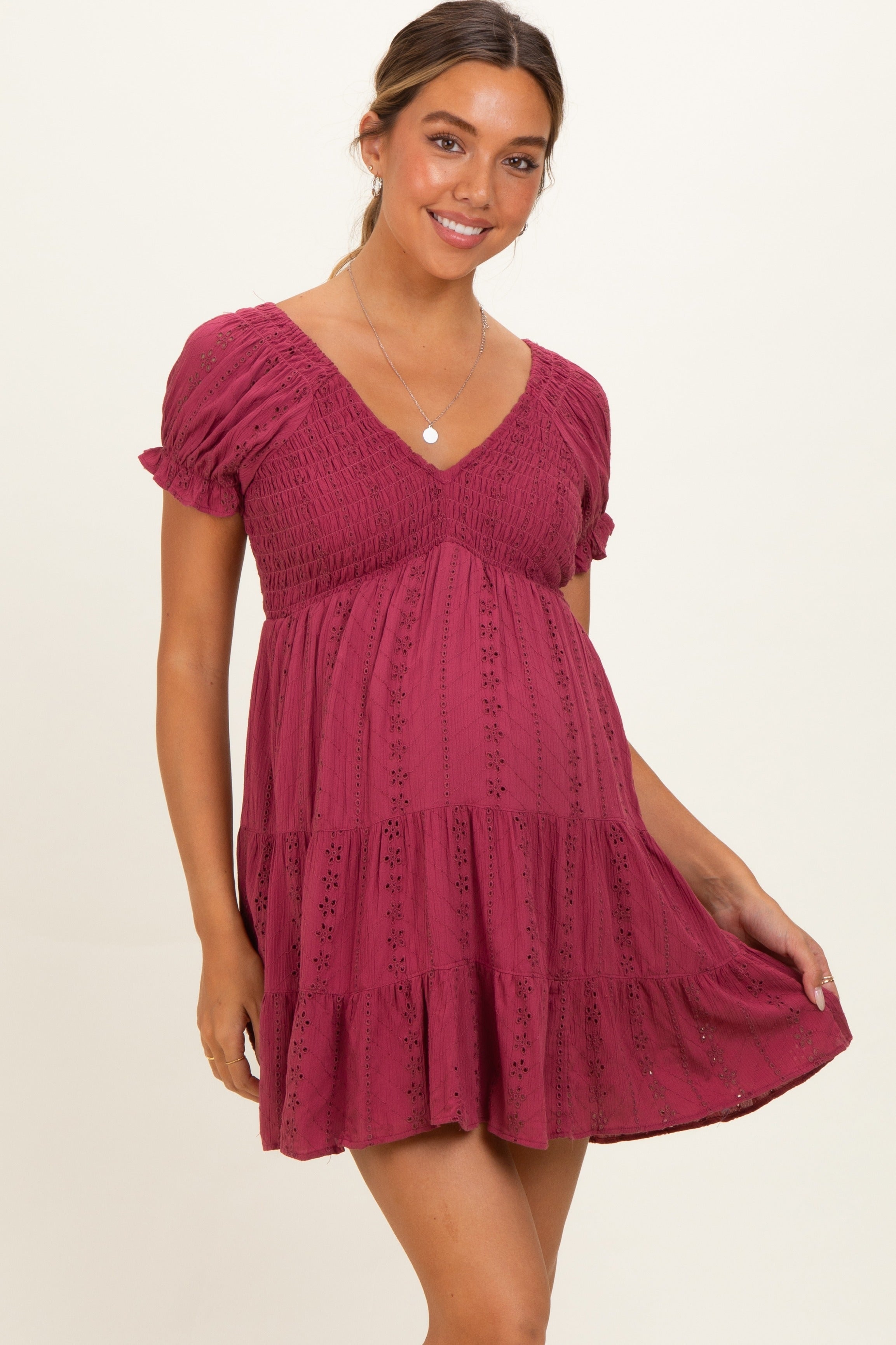 Umstands-Minikleid in Altrosa mit Smok-Design und Lochspitze