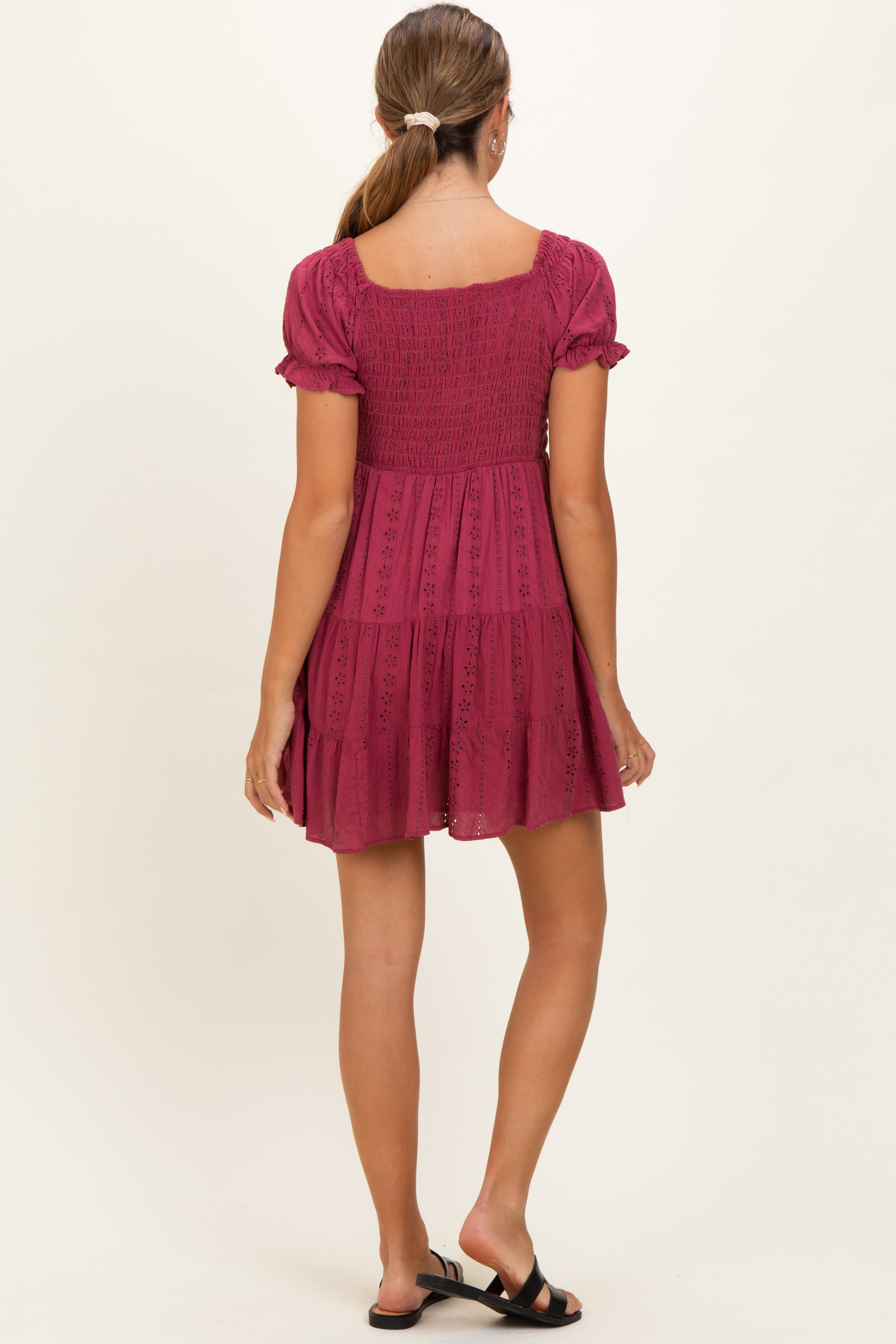 Umstands-Minikleid in Altrosa mit Smok-Design und Lochspitze