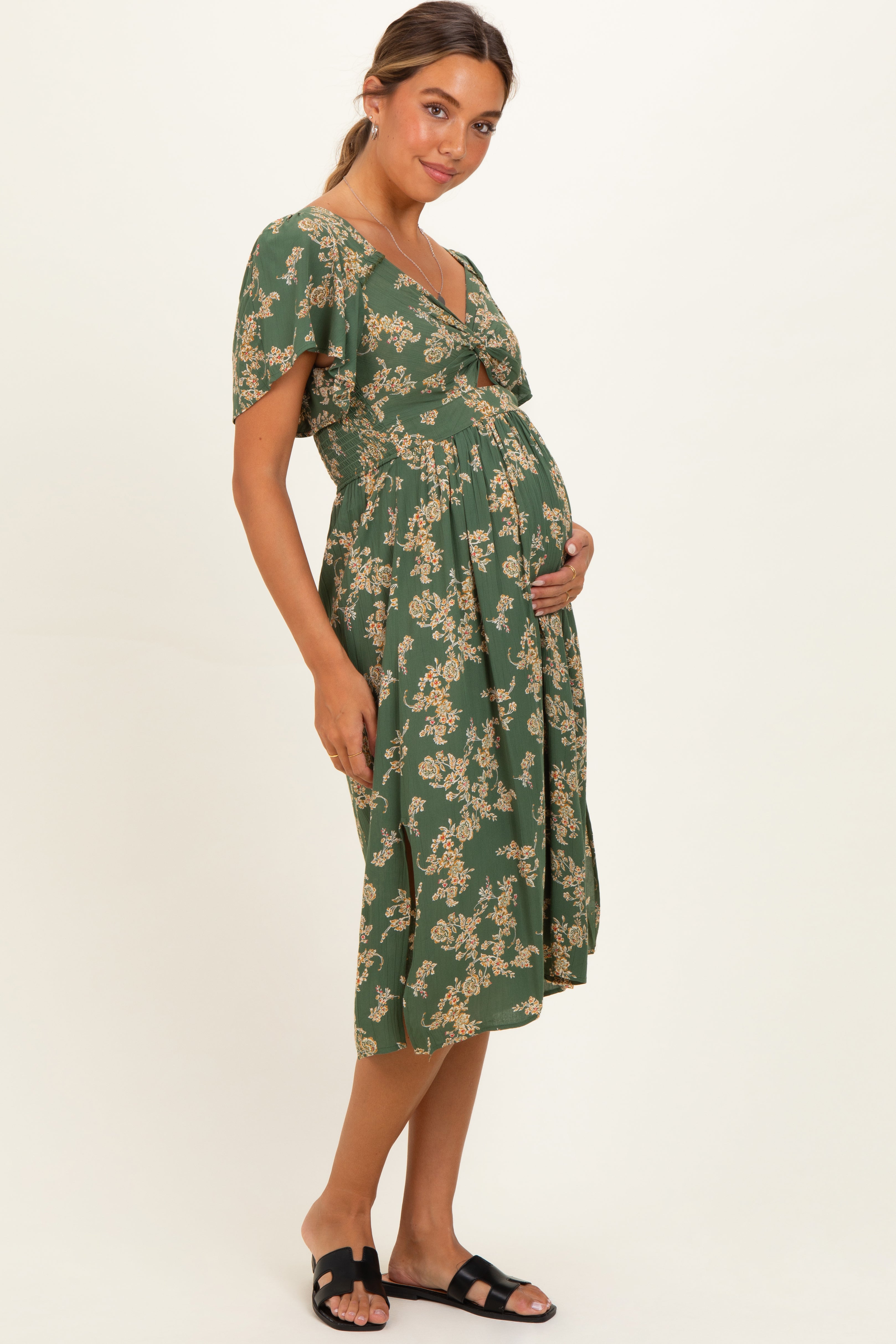 Umstands-Midikleid in Oliv mit Blumenmuster, V-Ausschnitt und Twist-Detail vorne