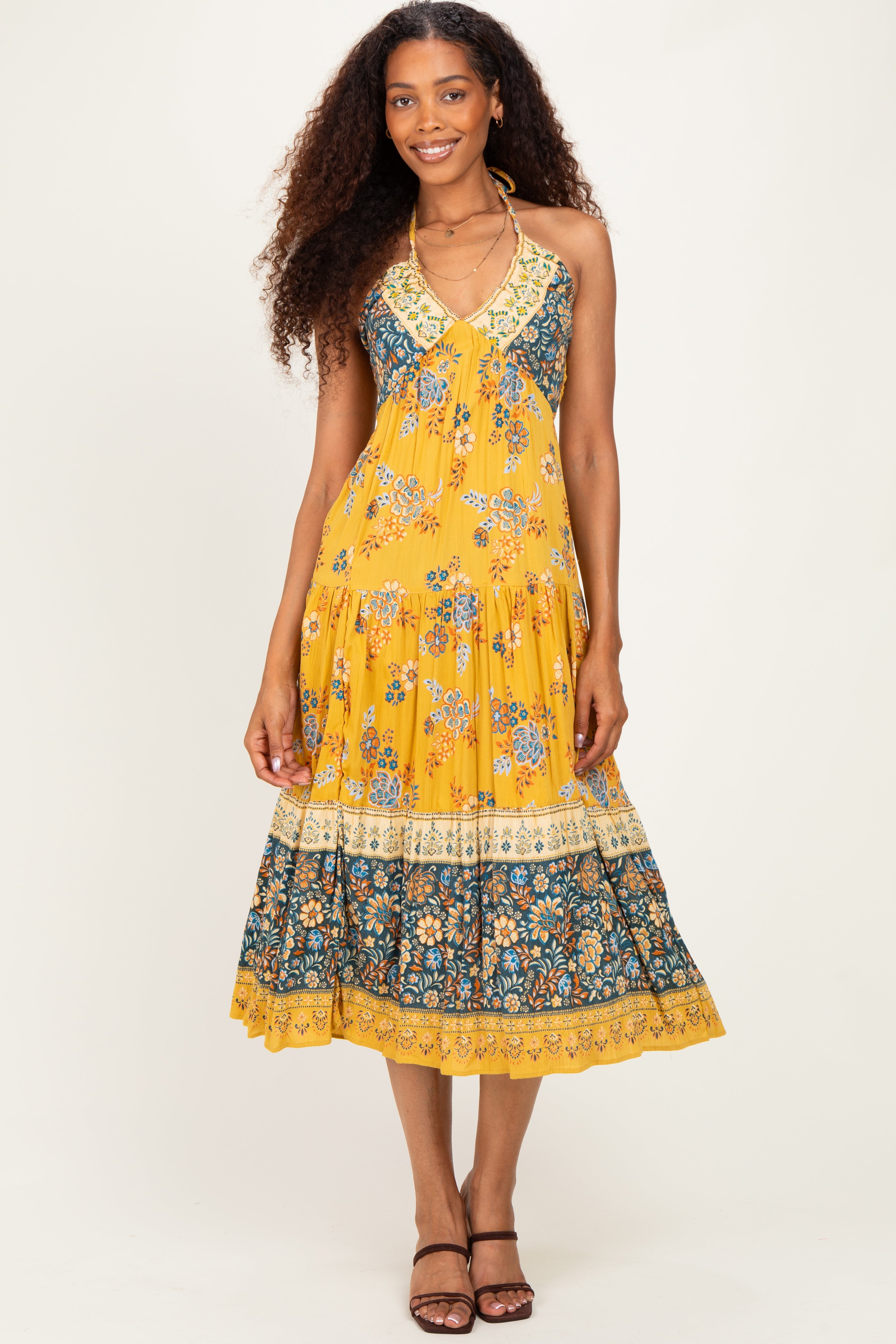 Umstands-Maxikleid in Gelb mit Mustermix und Neckholder