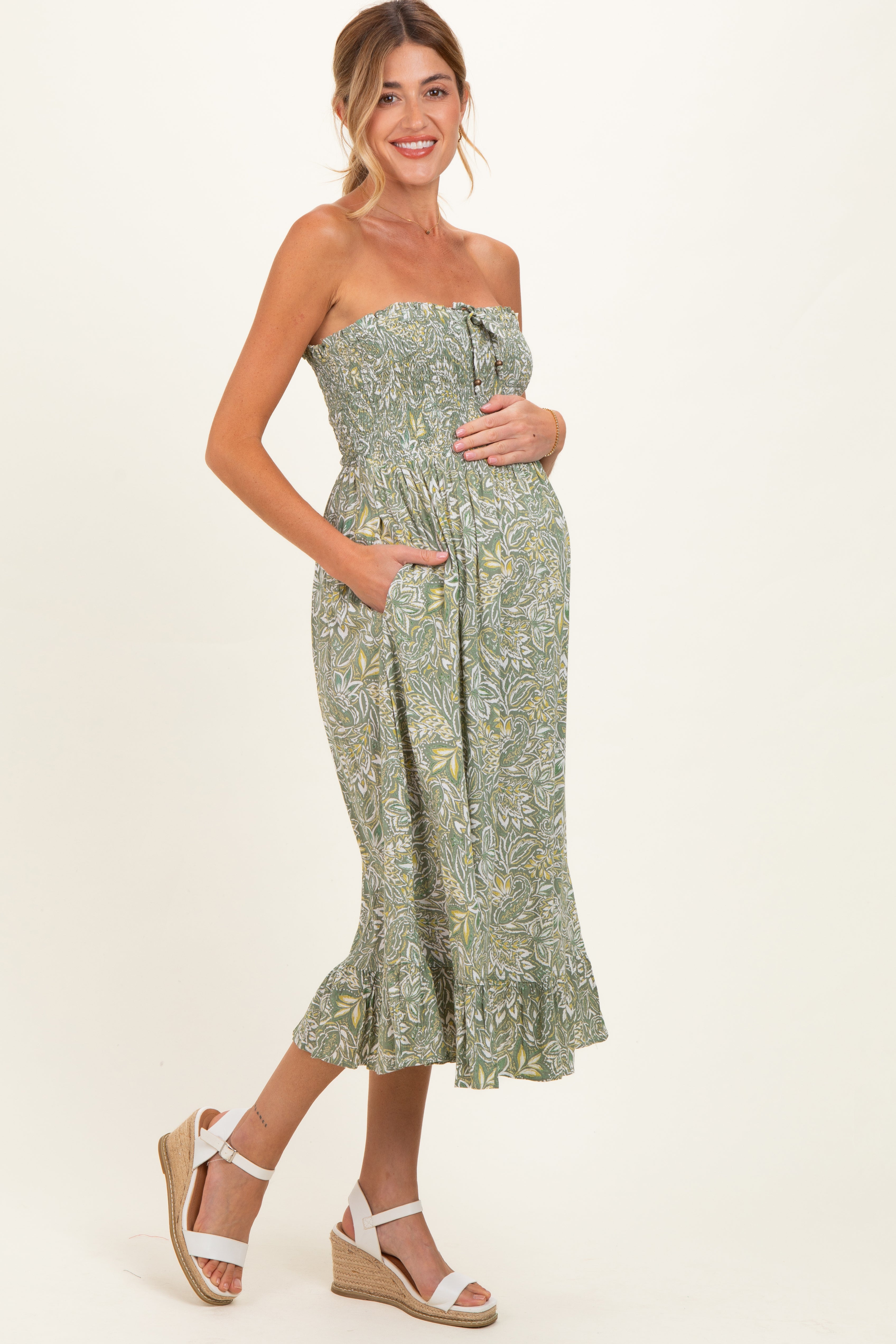 Trägerloses gesmoktes Umstands-Midikleid in Grün mit Blumenmuster
