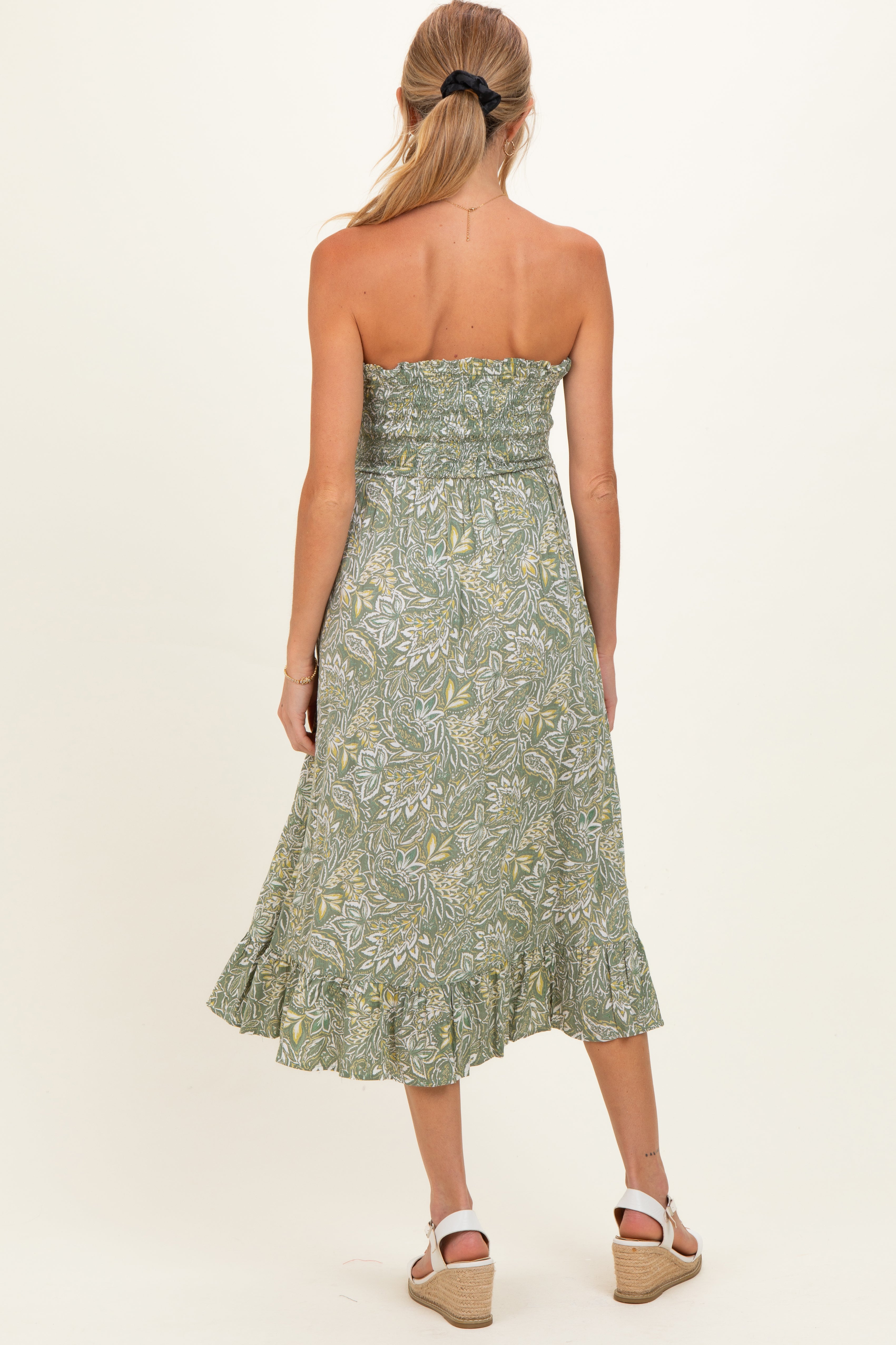 Trägerloses gesmoktes Umstands-Midikleid in Grün mit Blumenmuster