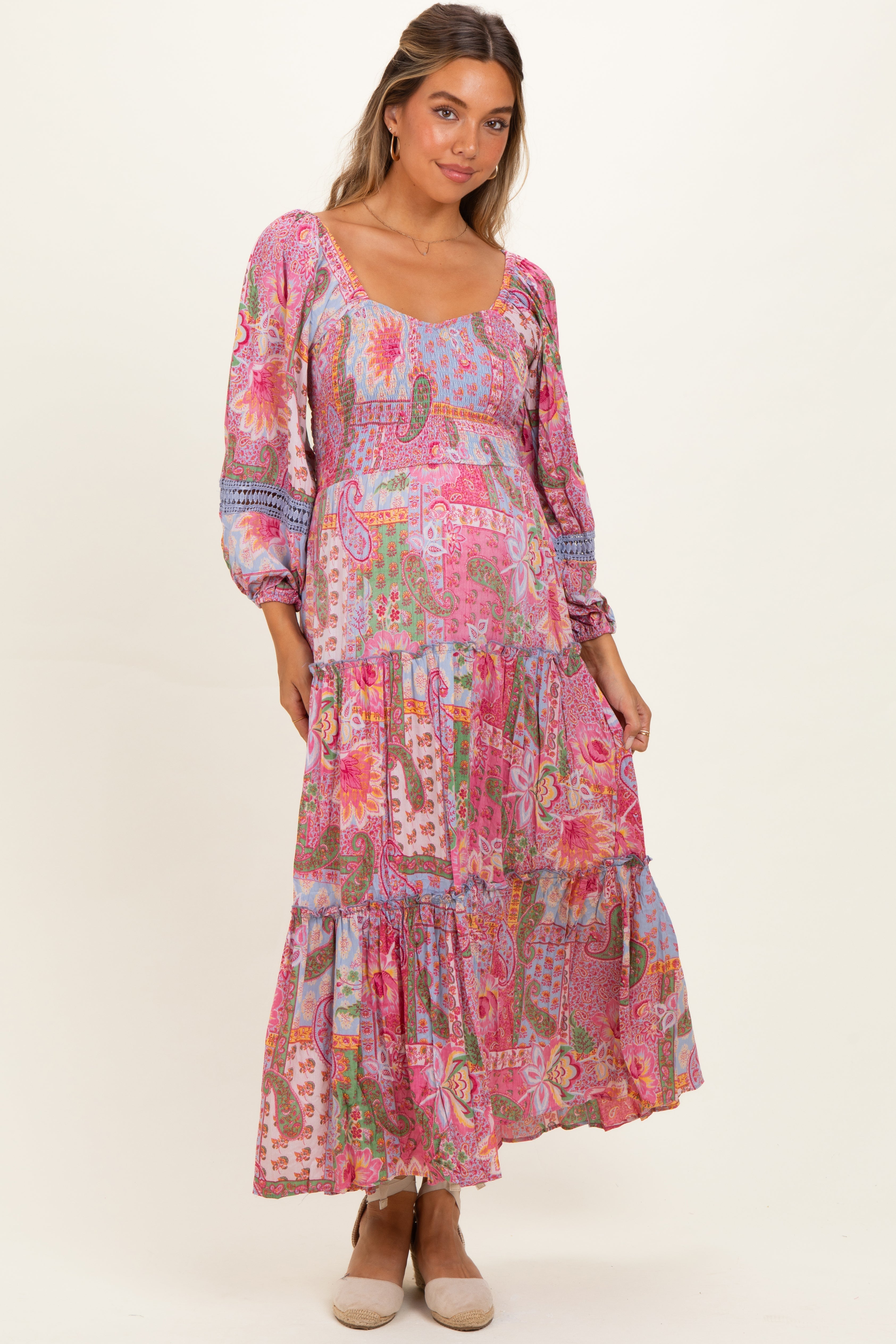 Gesmoktes Umstands-Maxikleid in Rosa mit Patchwork-Print und Stufenrock