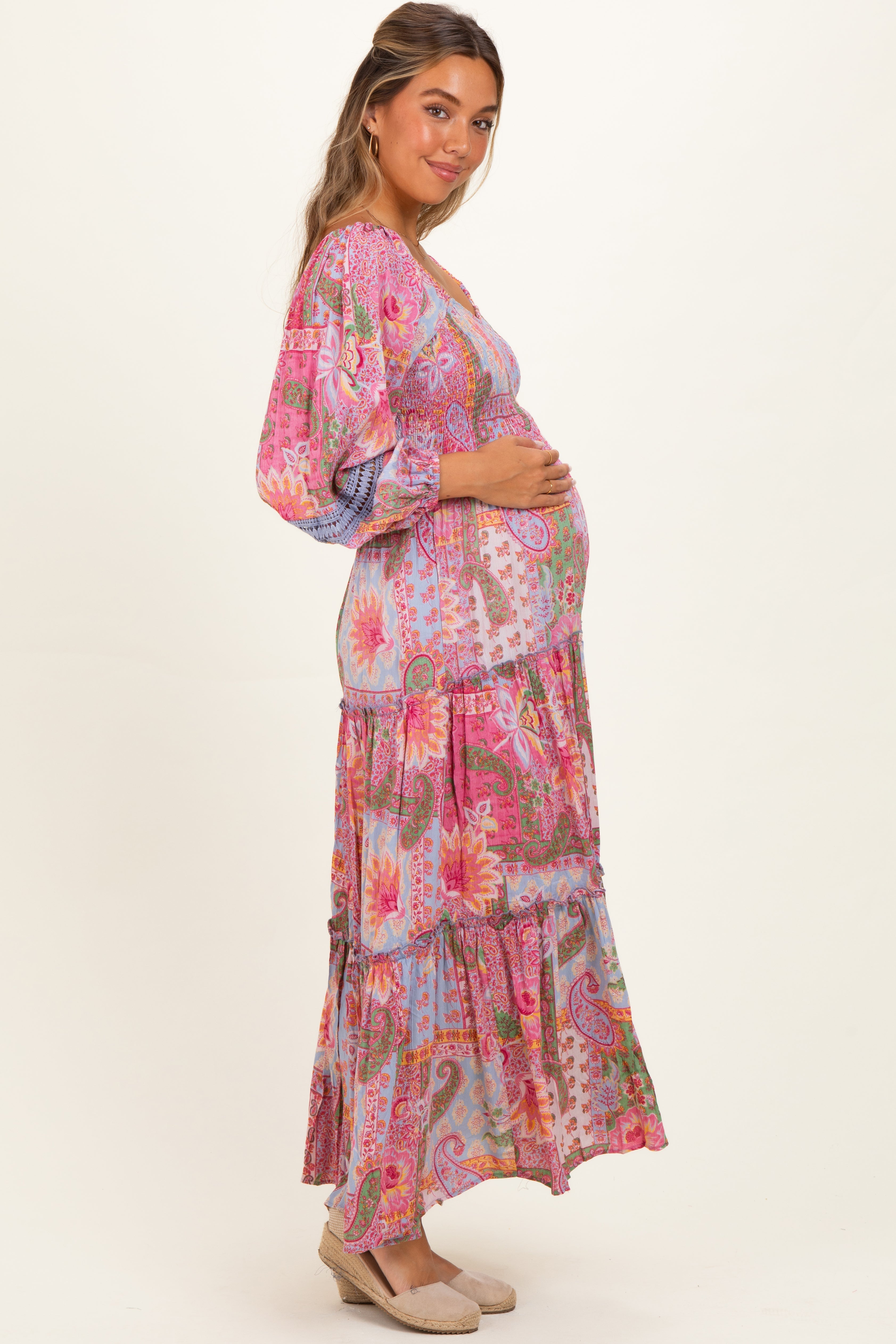 Gesmoktes Umstands-Maxikleid in Rosa mit Patchwork-Print und Stufenrock