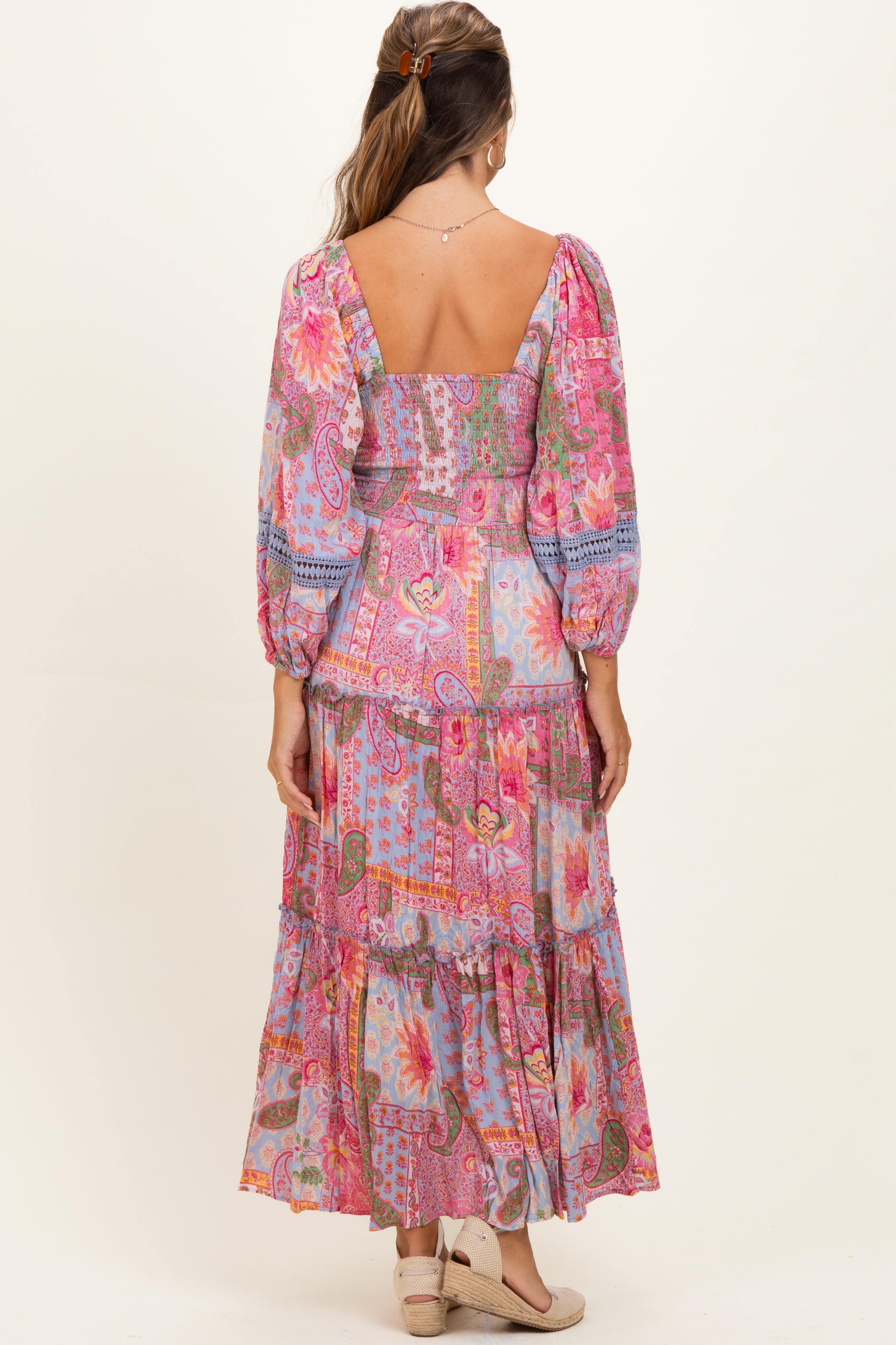 Gesmoktes Umstands-Maxikleid in Rosa mit Patchwork-Print und Stufenrock