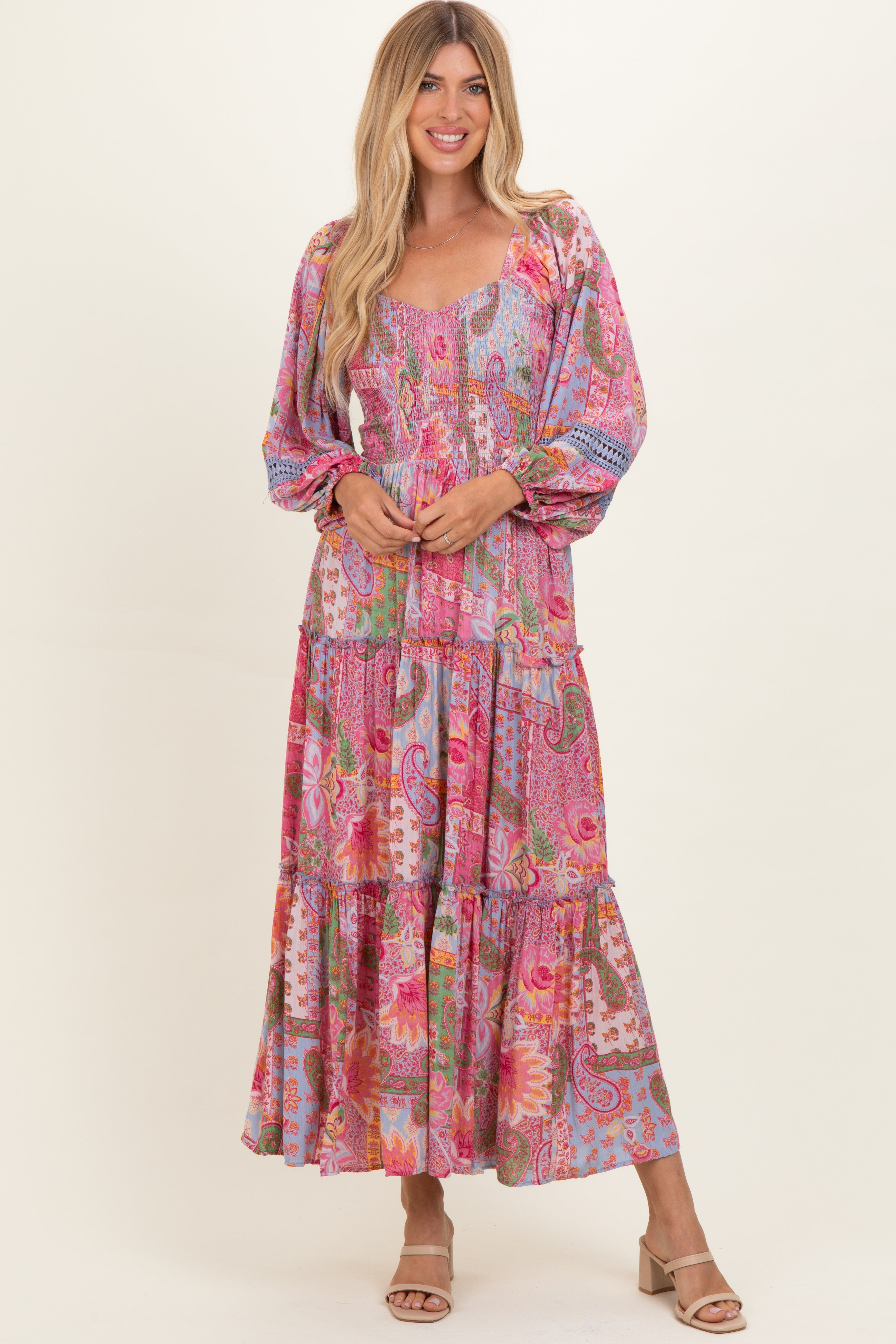 Gesmoktes Umstands-Maxikleid in Rosa mit Patchwork-Print und Stufenrock