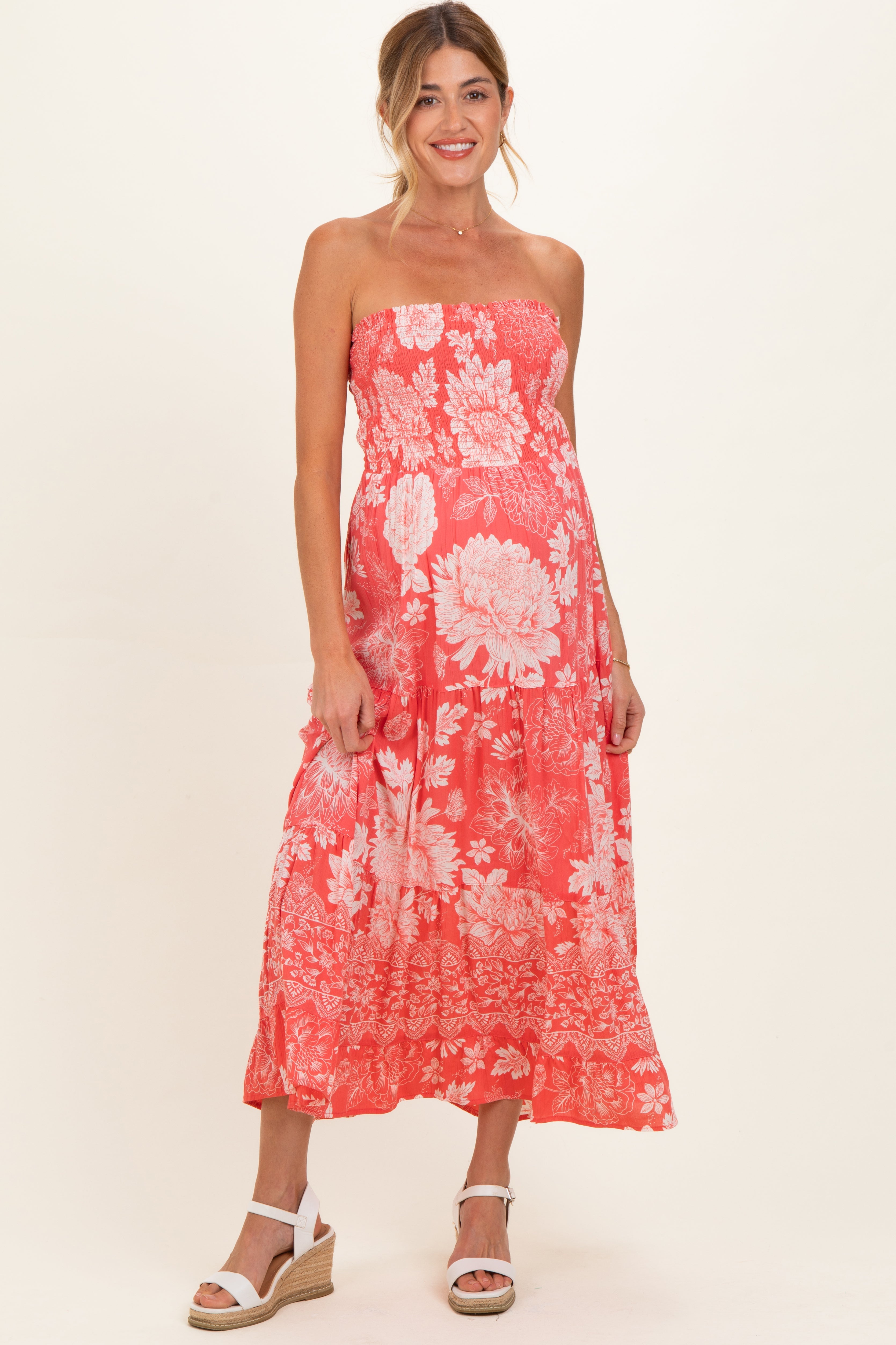 Trägerloses Umstands-Midikleid in Korallrosa mit Blumenmuster und Smok-Design