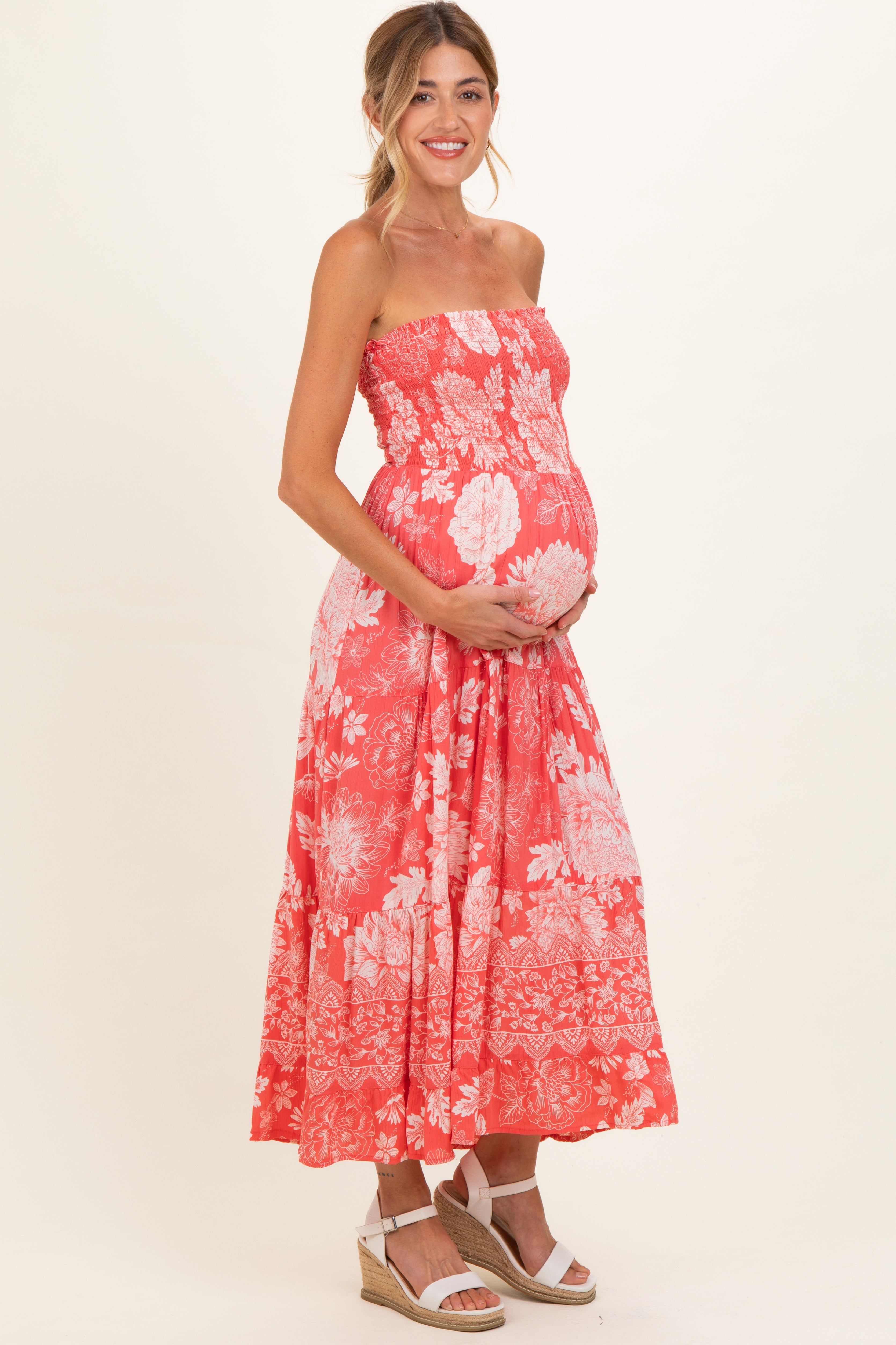 Trägerloses Umstands-Midikleid in Korallrosa mit Blumenmuster und Smok-Design