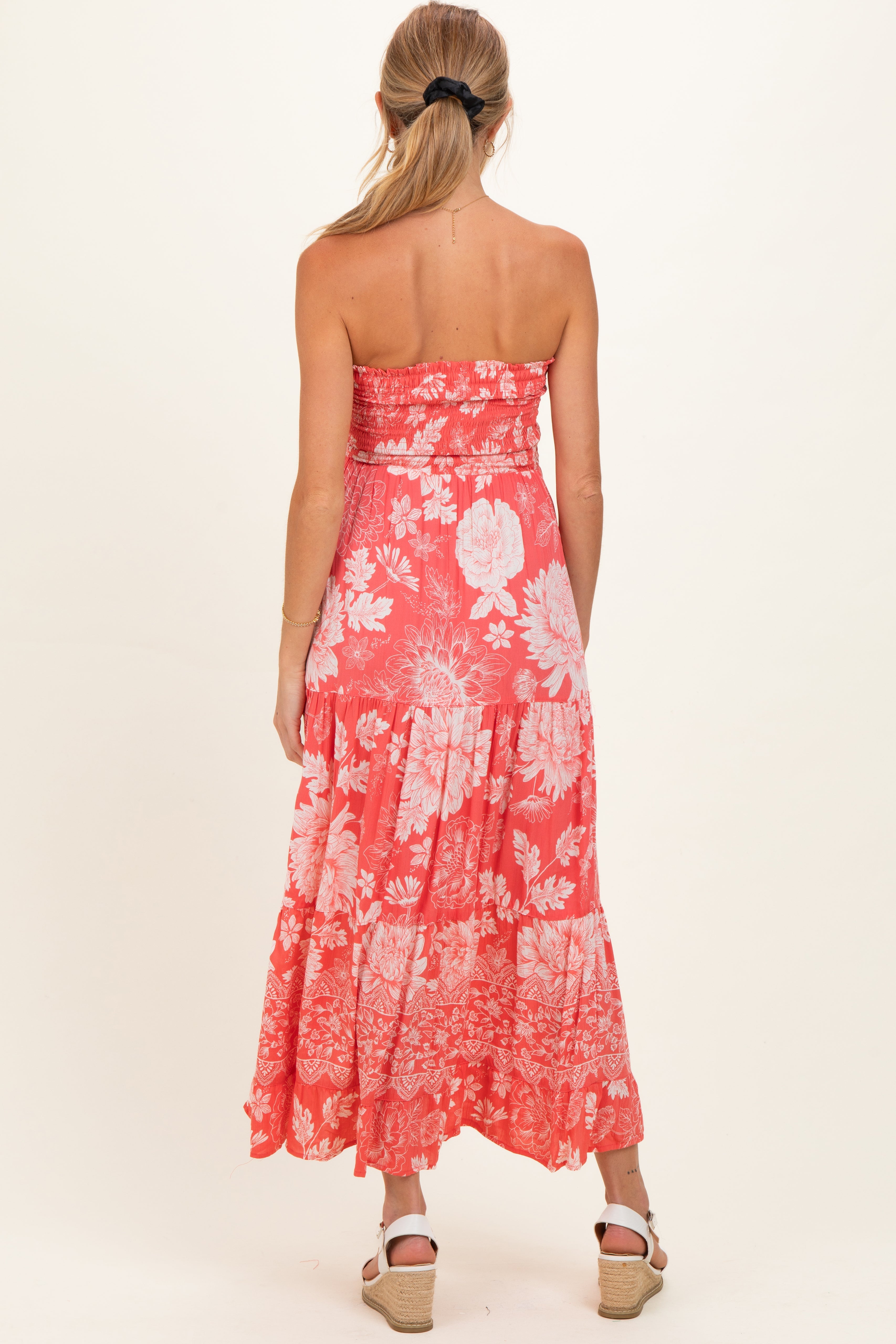 Trägerloses Umstands-Midikleid in Korallrosa mit Blumenmuster und Smok-Design