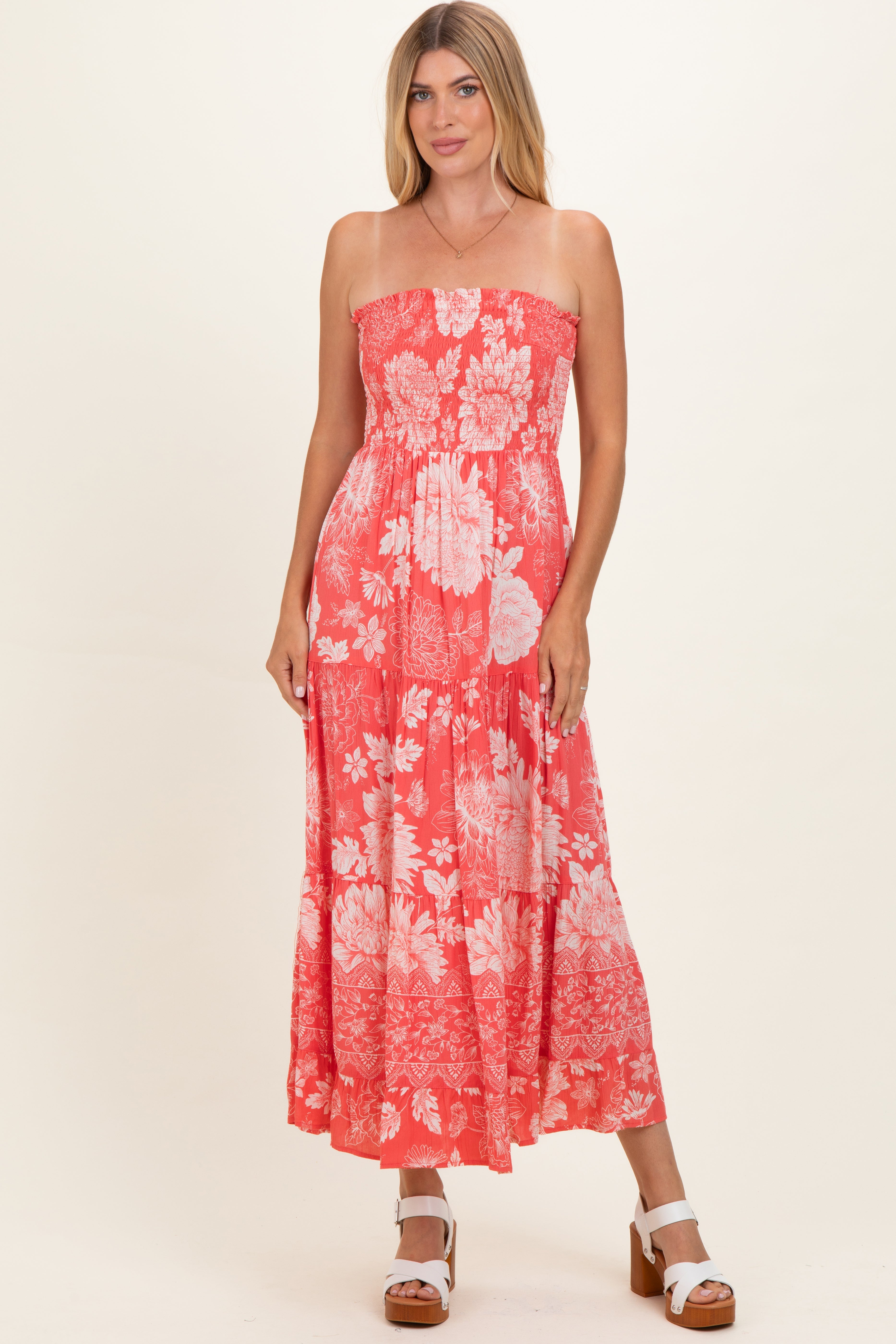 Trägerloses Umstands-Midikleid in Korallrosa mit Blumenmuster und Smok-Design