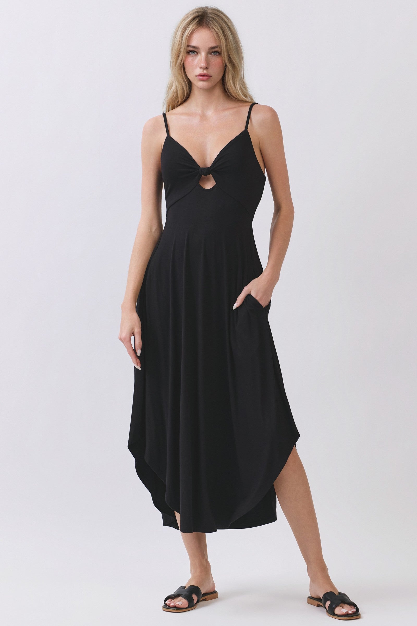Umstands-Trägerkleid mit V-Ausschnitt in Schwarz