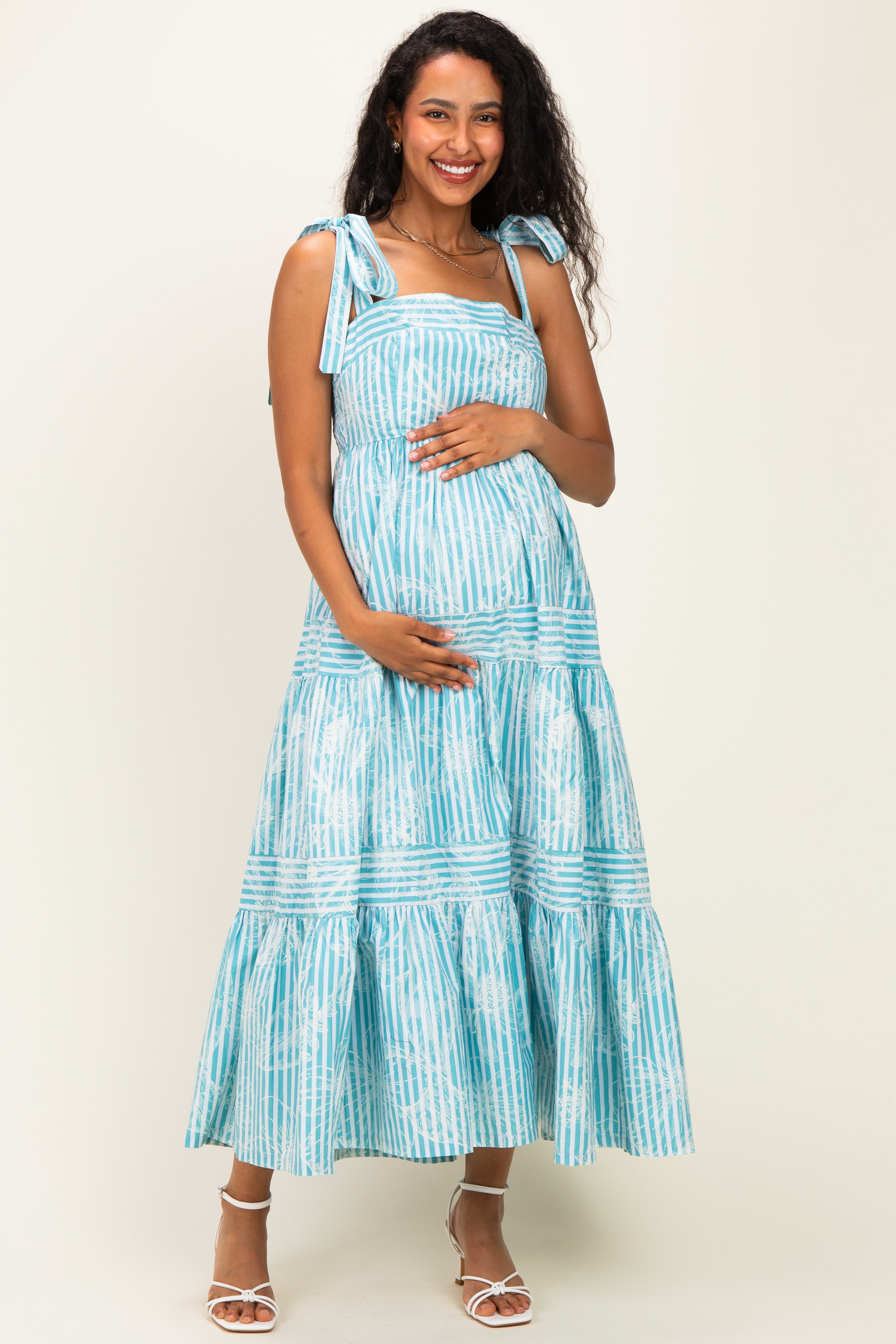 Gestreiftes gestuftes Umstands-Maxikleid mit Schulterbindern