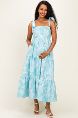 Gestreiftes gestuftes Umstands-Maxikleid mit Schulterbindern