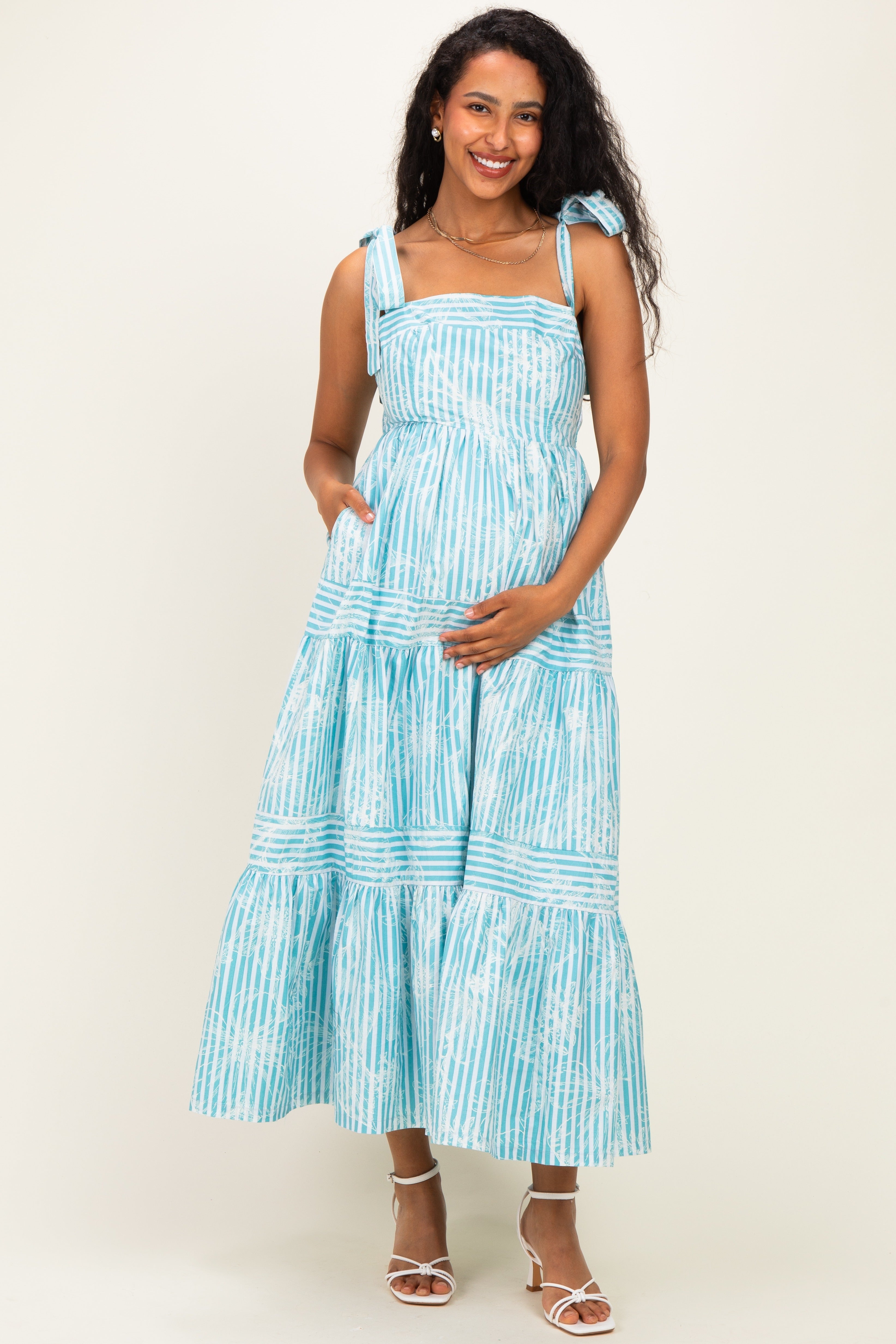 Gestreiftes gestuftes Umstands-Maxikleid mit Schulterbindern