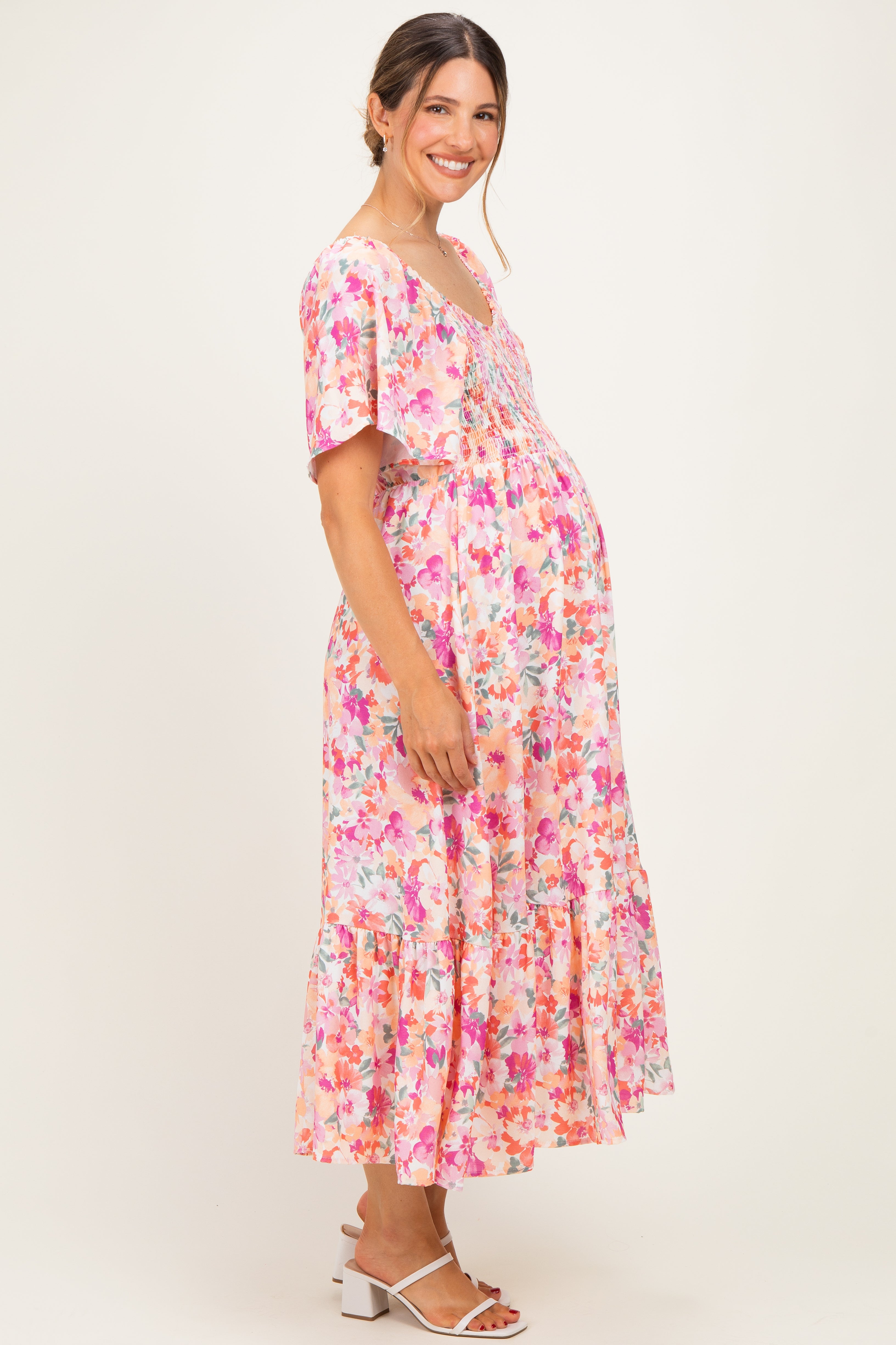 Umstandsmaxikleid mit Herzausschnitt, Flügelärmeln und Blumendruck