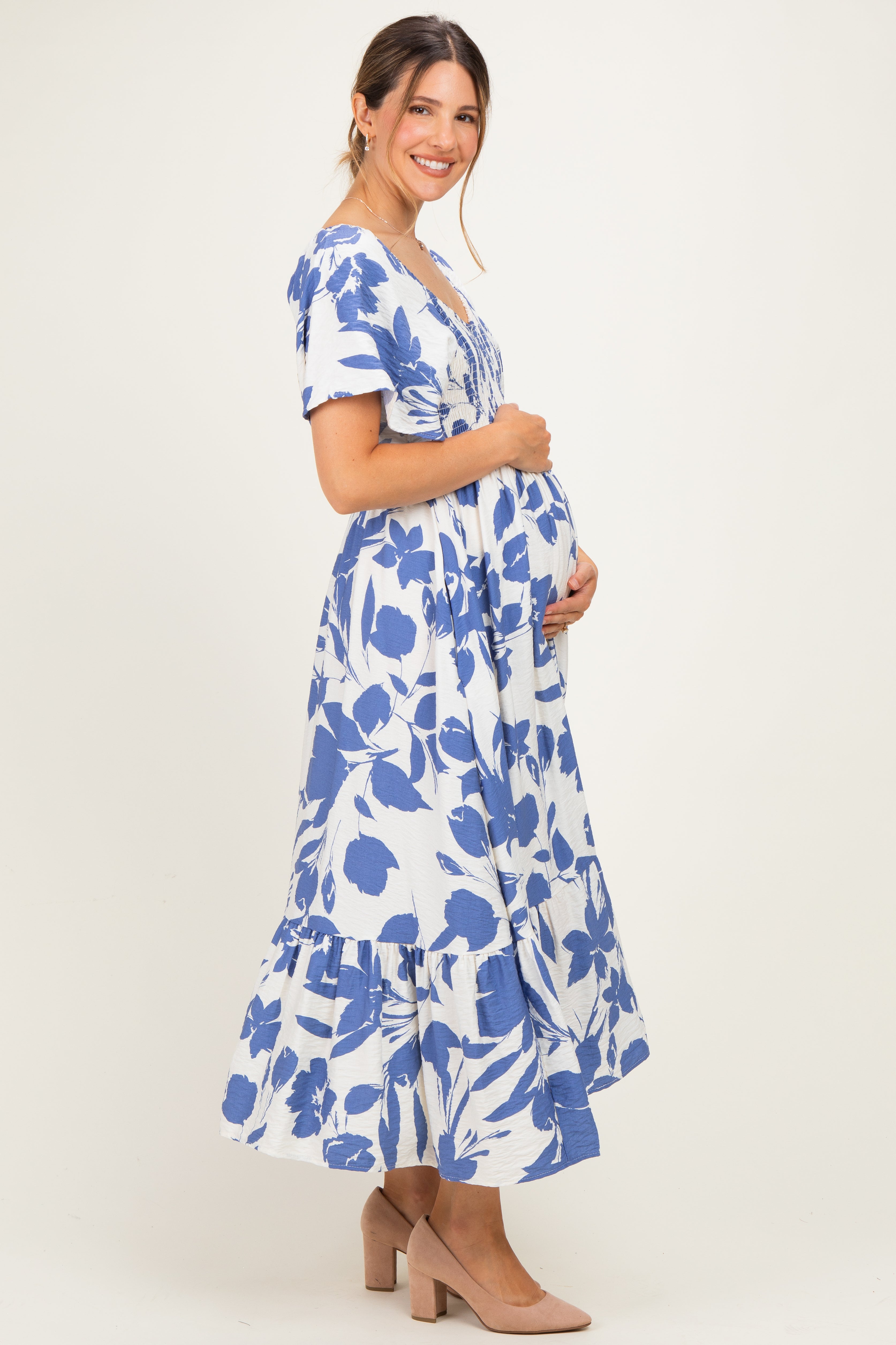 Umstands-Maxikleid mit Herzausschnitt, Smok-Detail und Blumenmuster