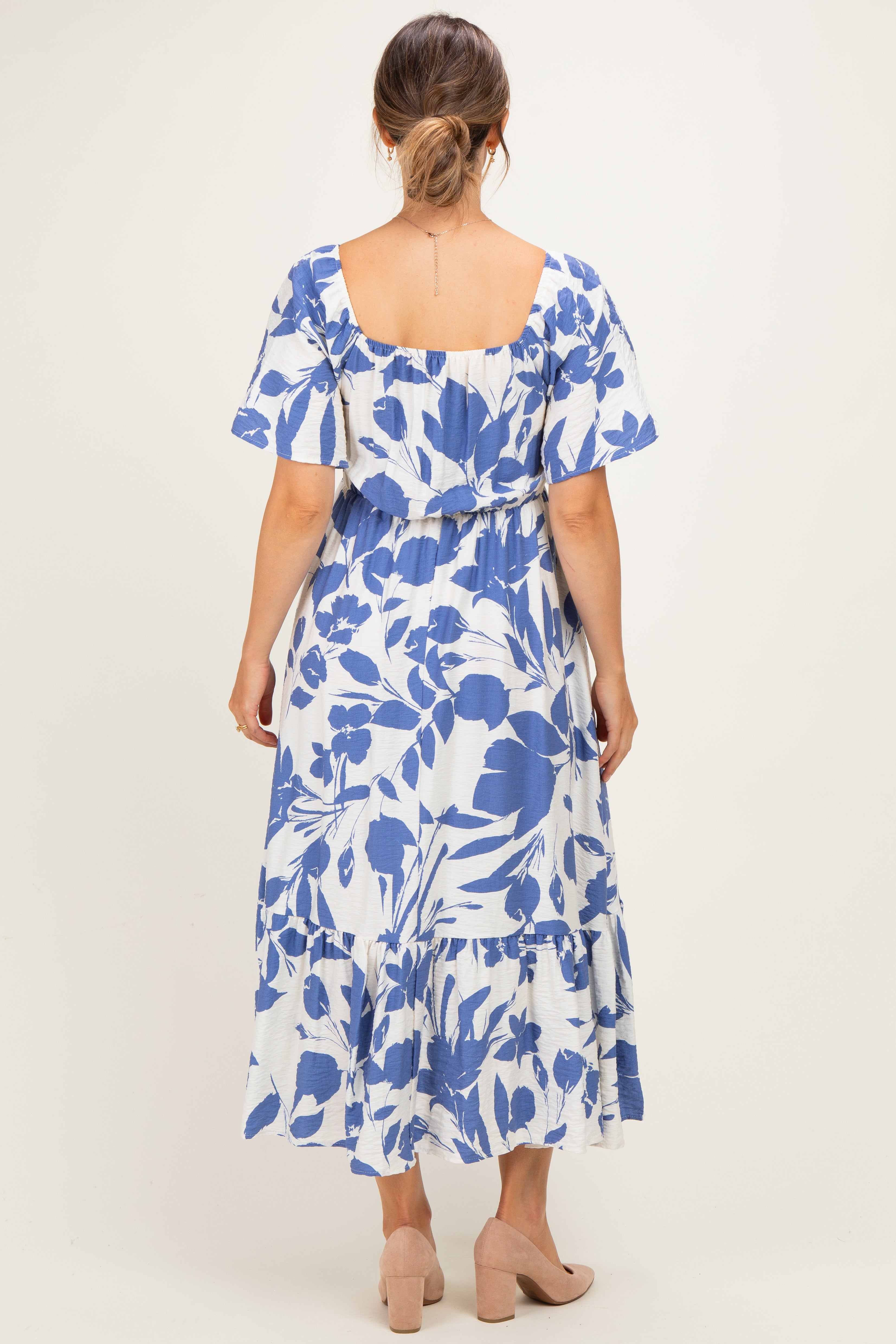 Umstands-Maxikleid mit Herzausschnitt, Smok-Detail und Blumenmuster