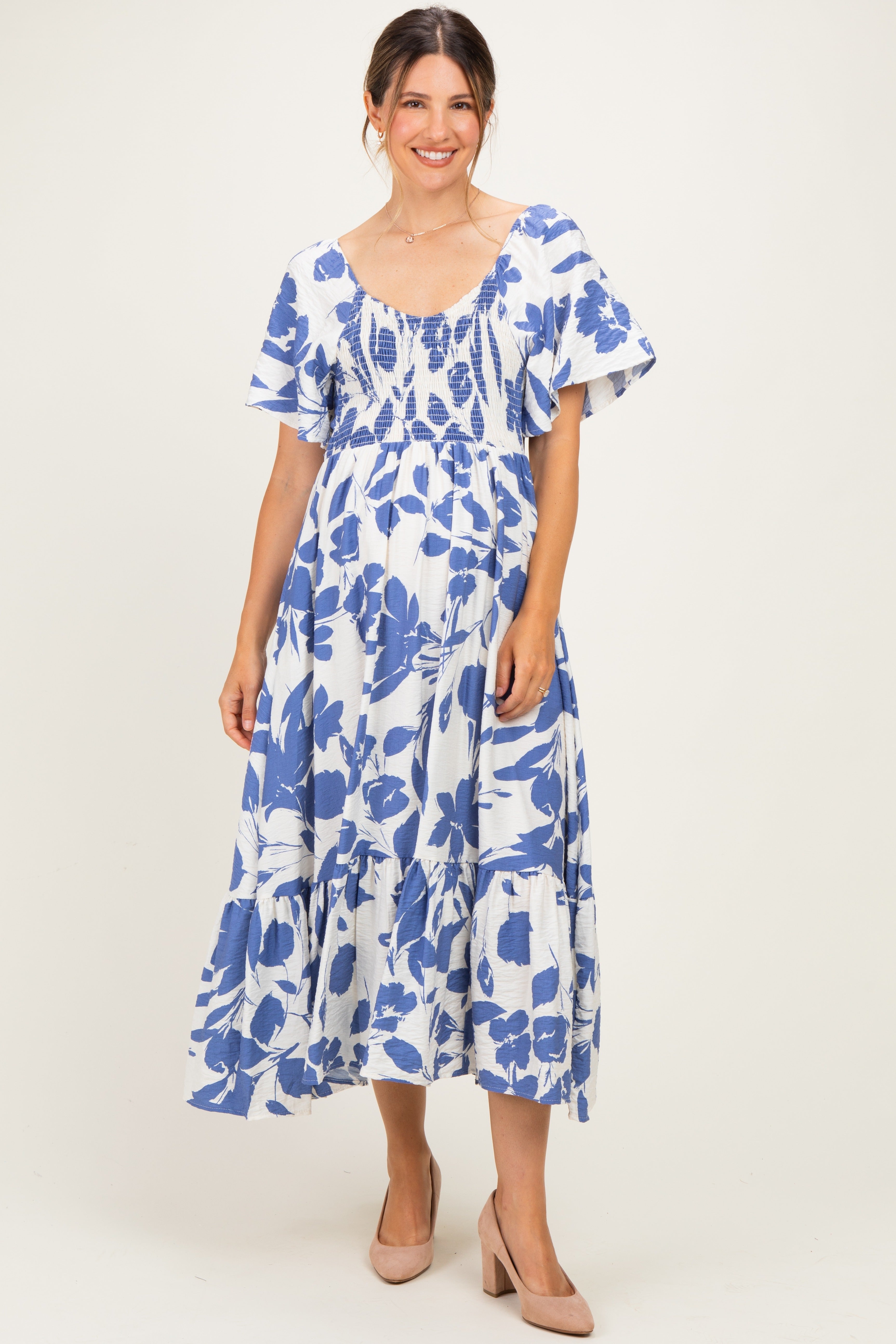Umstands-Maxikleid mit Herzausschnitt, Smok-Detail und Blumenmuster
