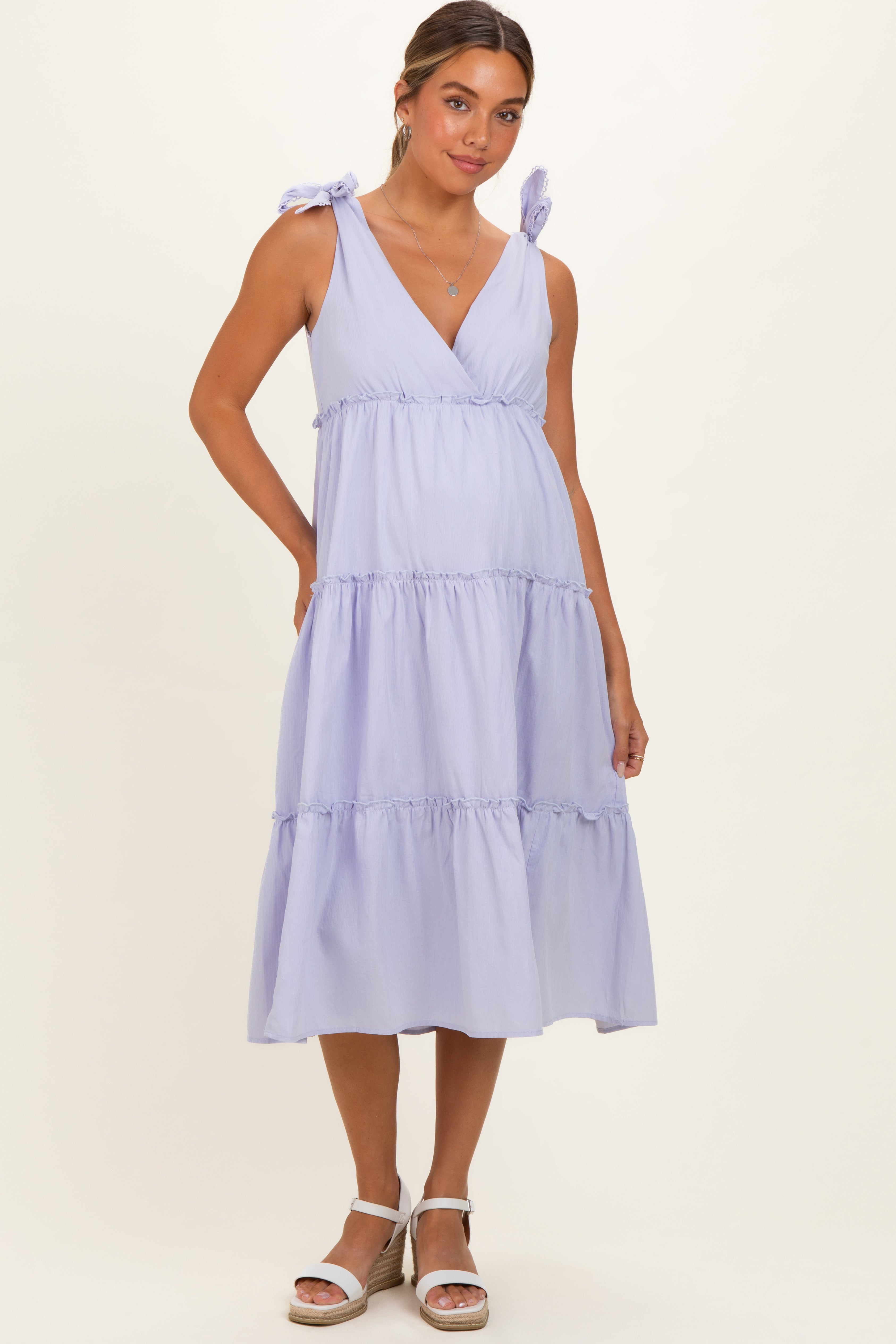 Umstands-Midikleid in Lavendel mit Stufenrock und Schulterbändern