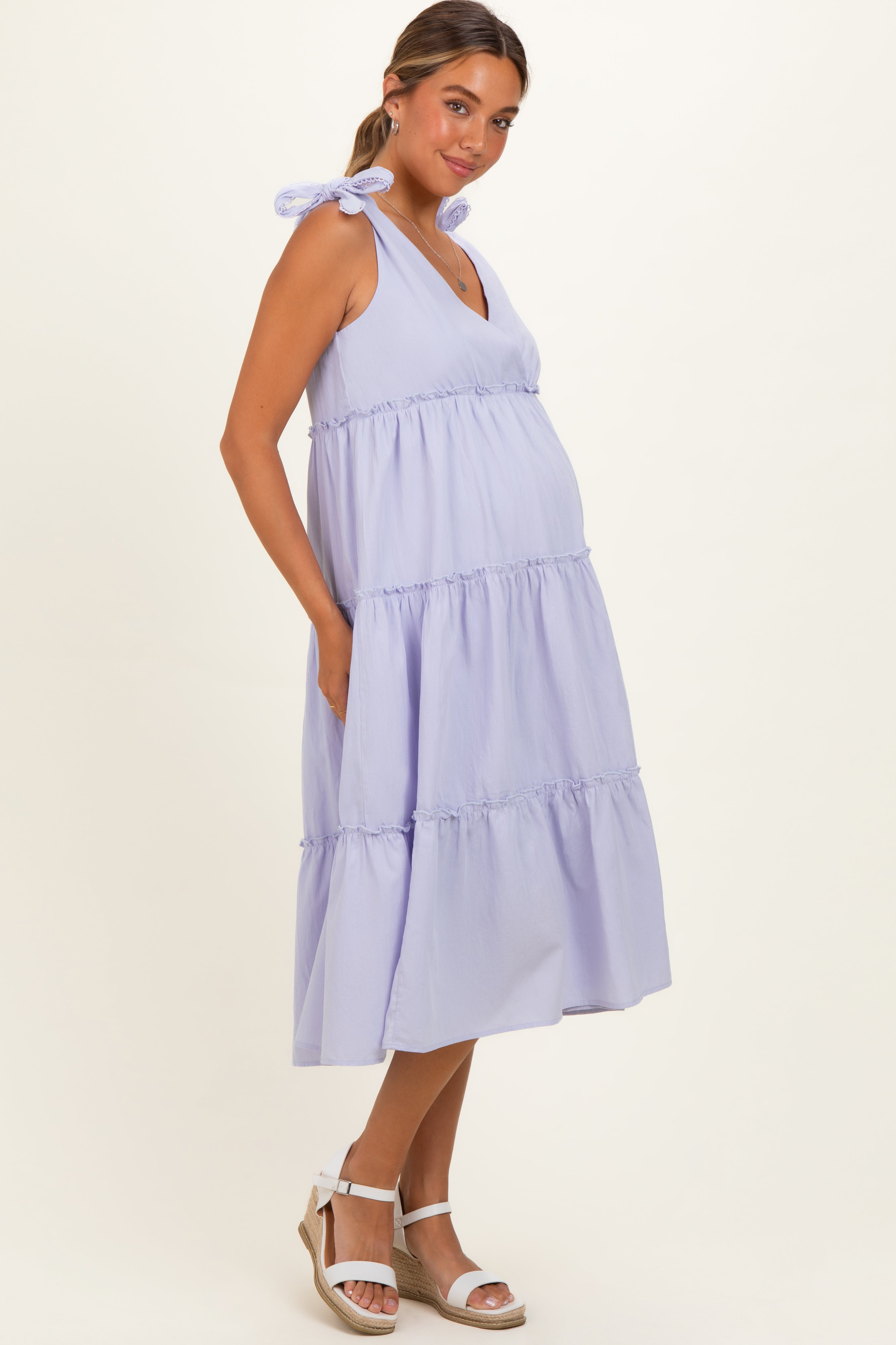 Umstands-Midikleid in Lavendel mit Stufenrock und Schulterbändern