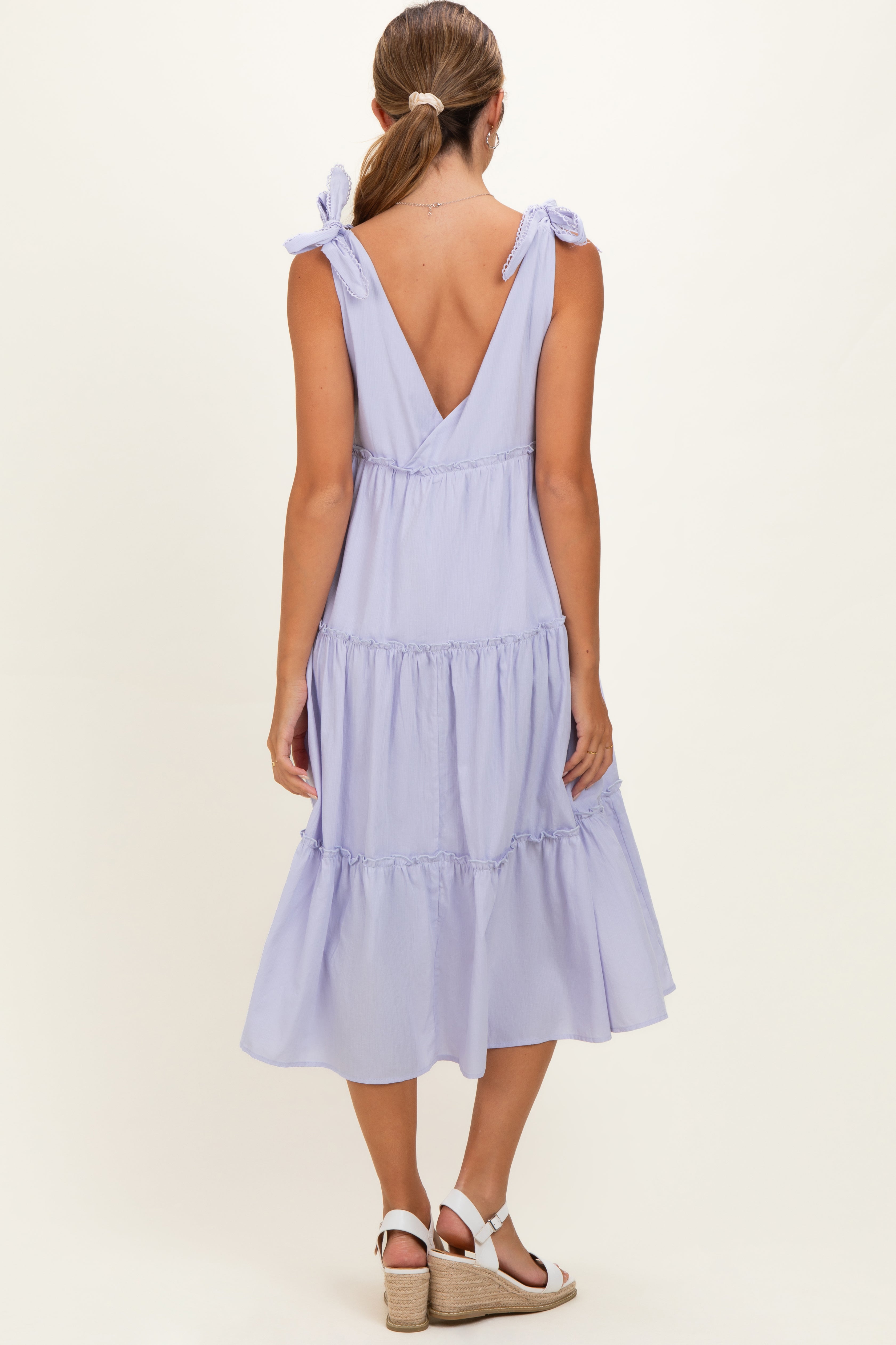 Umstands-Midikleid in Lavendel mit Stufenrock und Schulterbändern