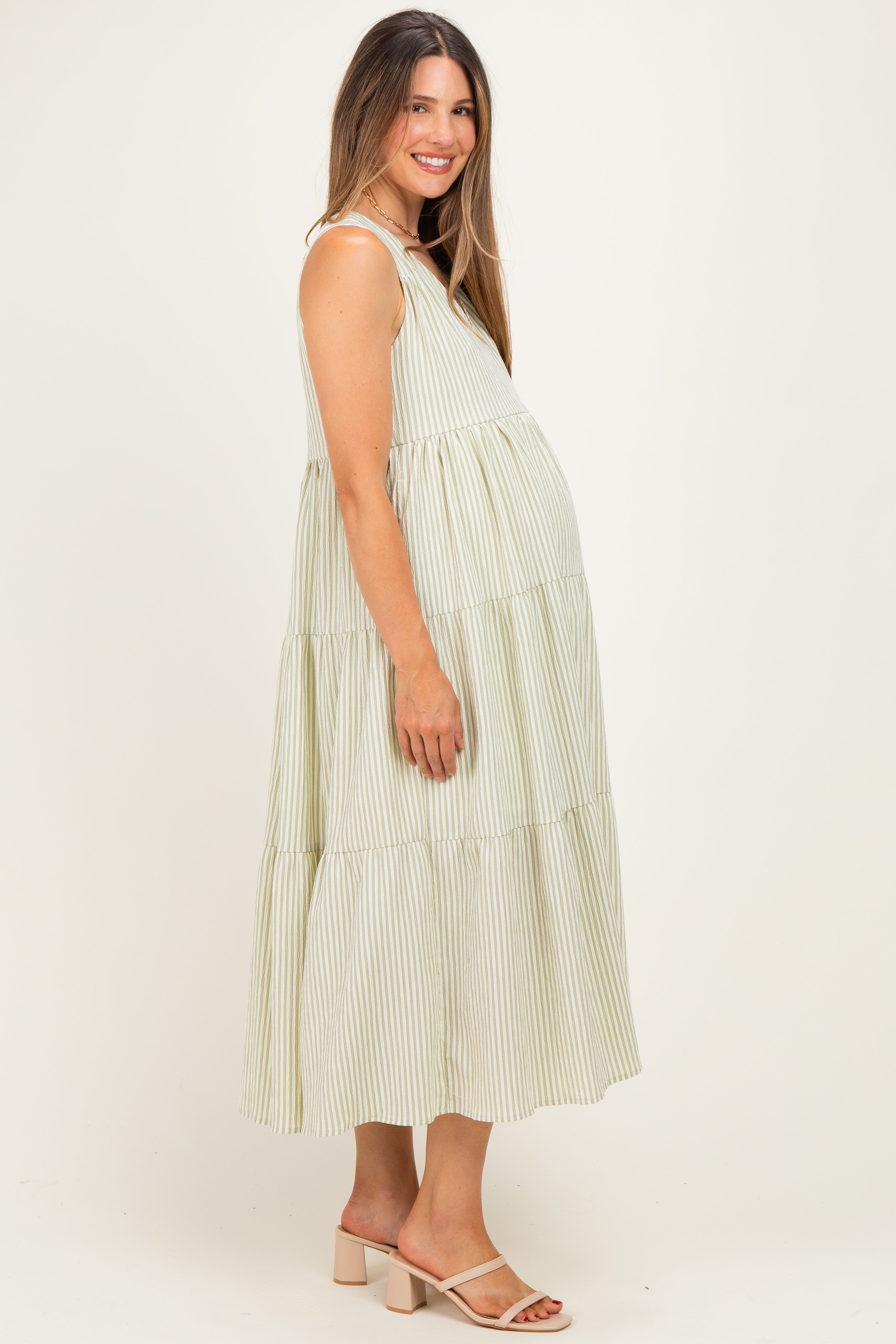 Umstandsmaxikleid mit V-Ausschnitt, Streifenmuster und Stufenrock, ärmellos