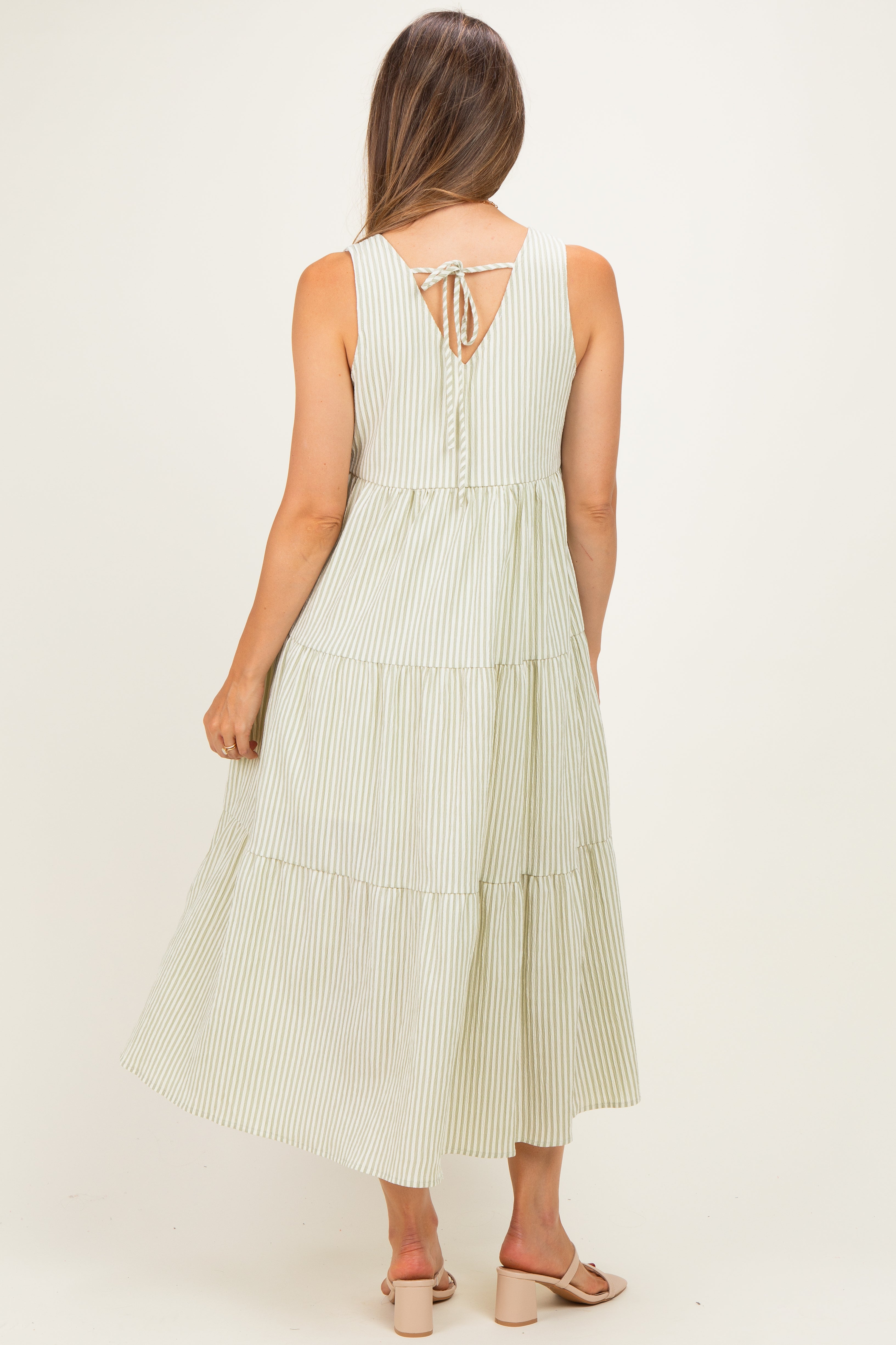 Umstandsmaxikleid mit V-Ausschnitt, Streifenmuster und Stufenrock, ärmellos