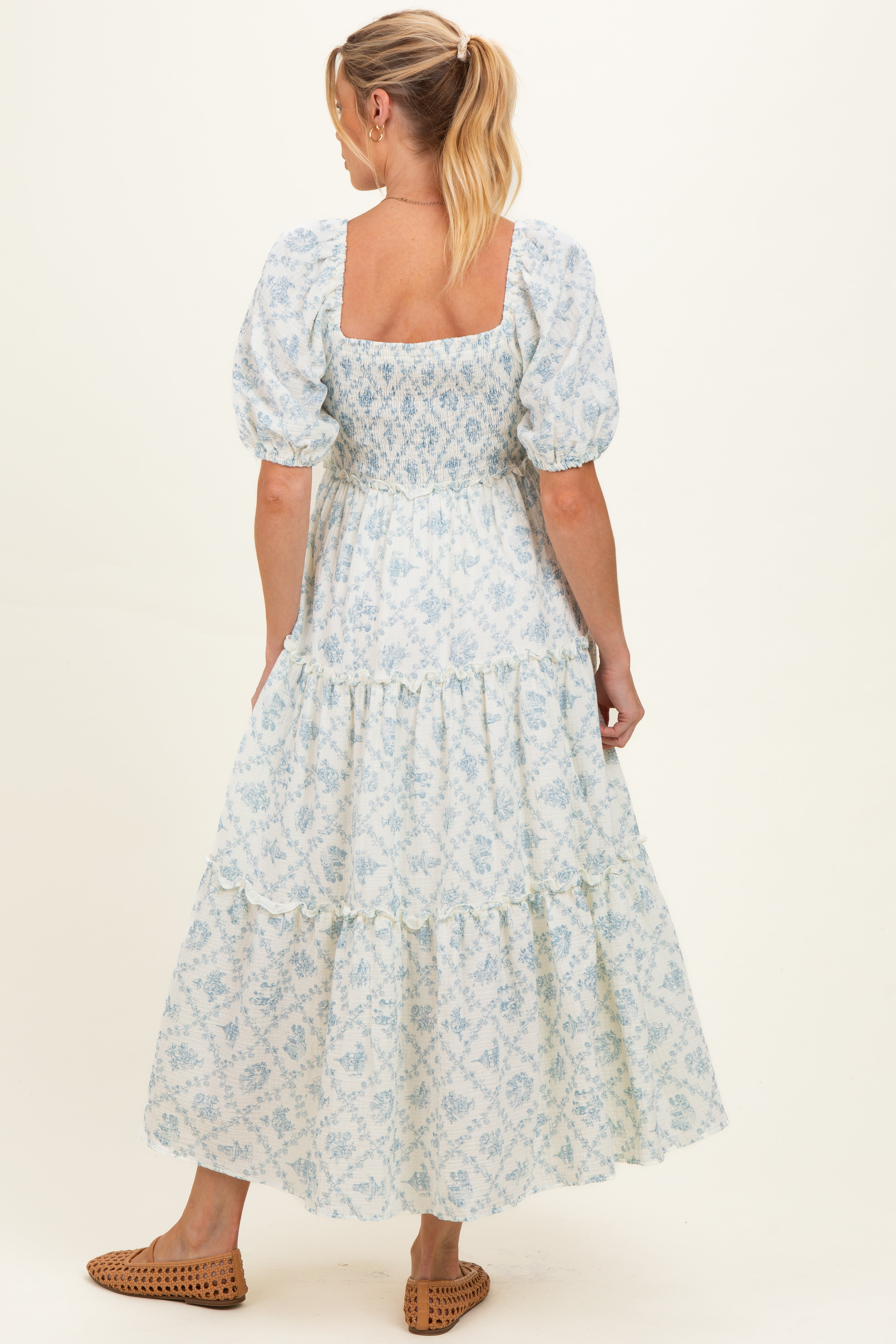 Umstands-Maxikleid mit Blumenmuster, Puffärmeln und Volant-Stufen