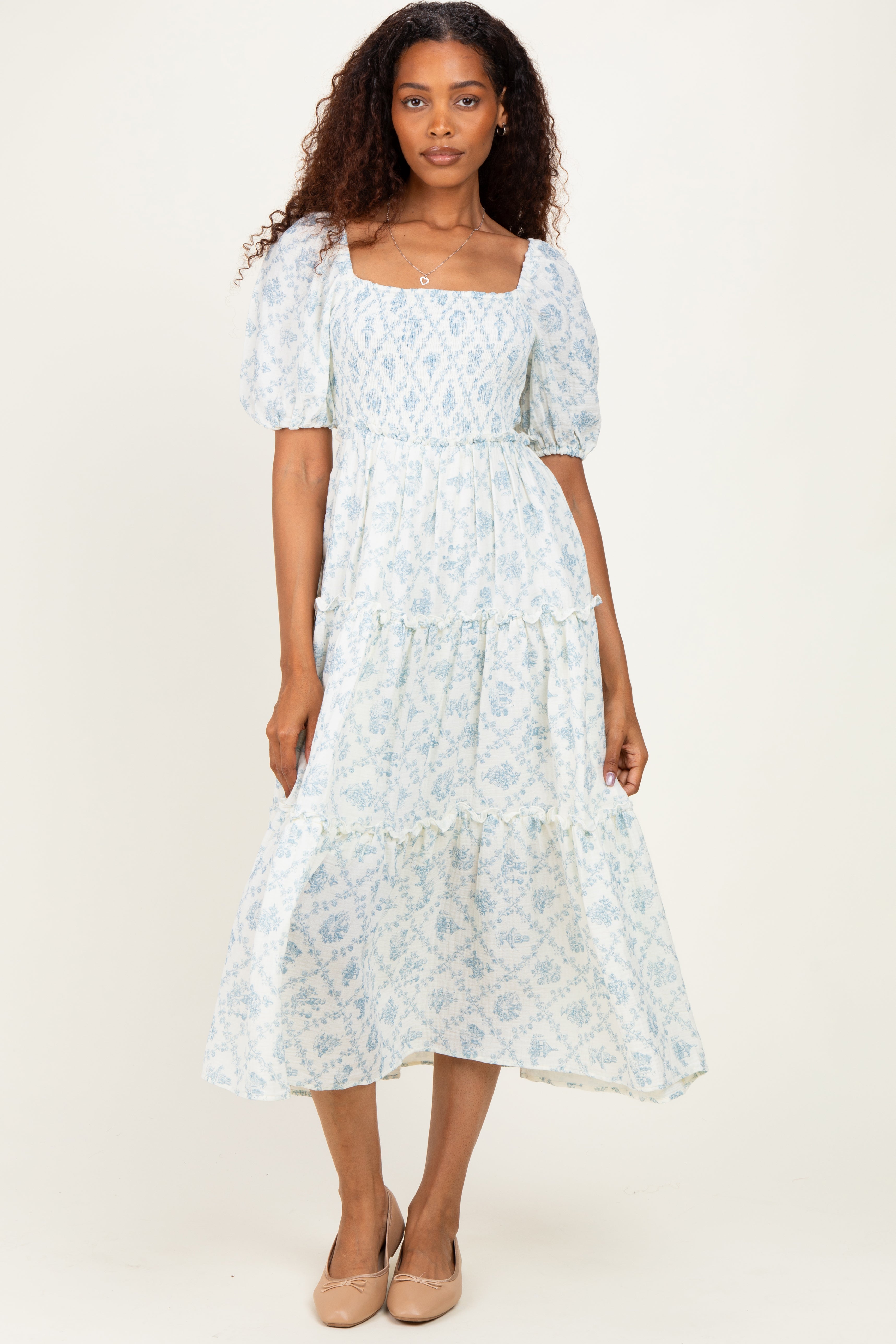 Umstands-Maxikleid mit Blumenmuster, Puffärmeln und Volant-Stufen