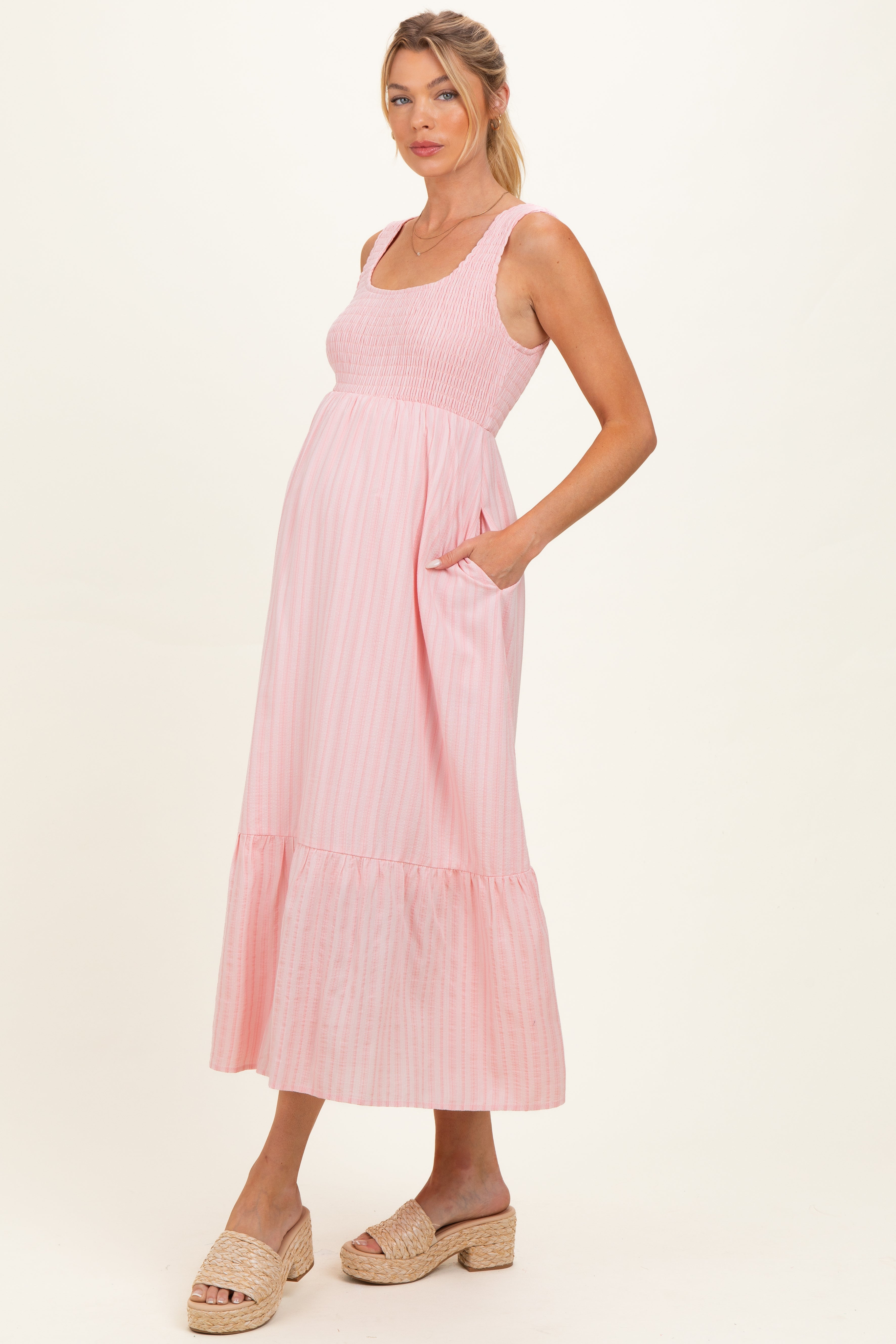 Ärmelloses Umstands-Maxikleid in Rosa mit Smok-Detail und Streifen