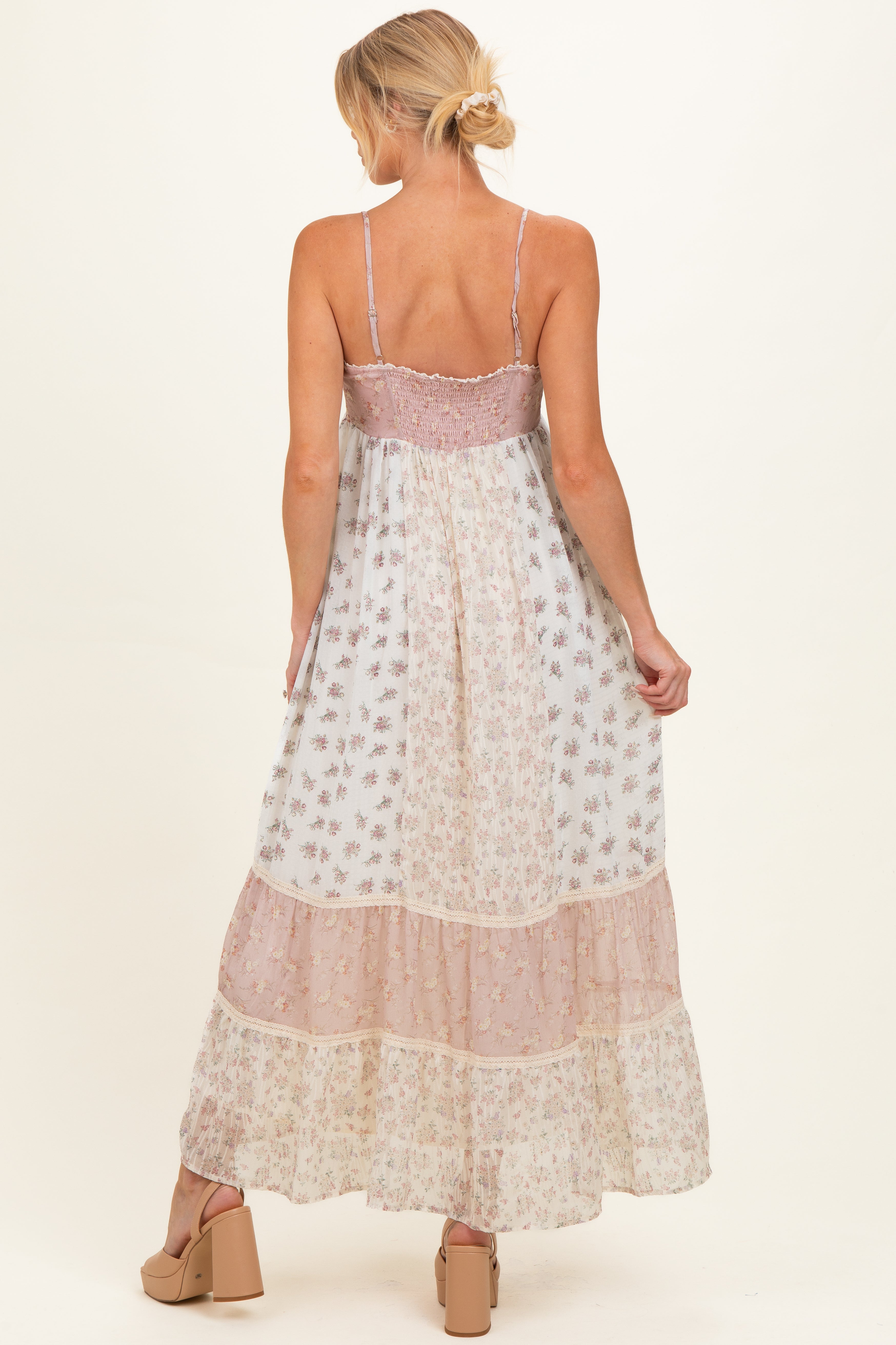 Umstands-Maxikleid mit Vintage-Blumenmuster in Rosa