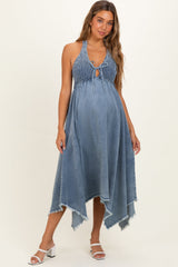 Umstandskleid in hellem Denim-Look mit Neckholder und Zipfelsaum