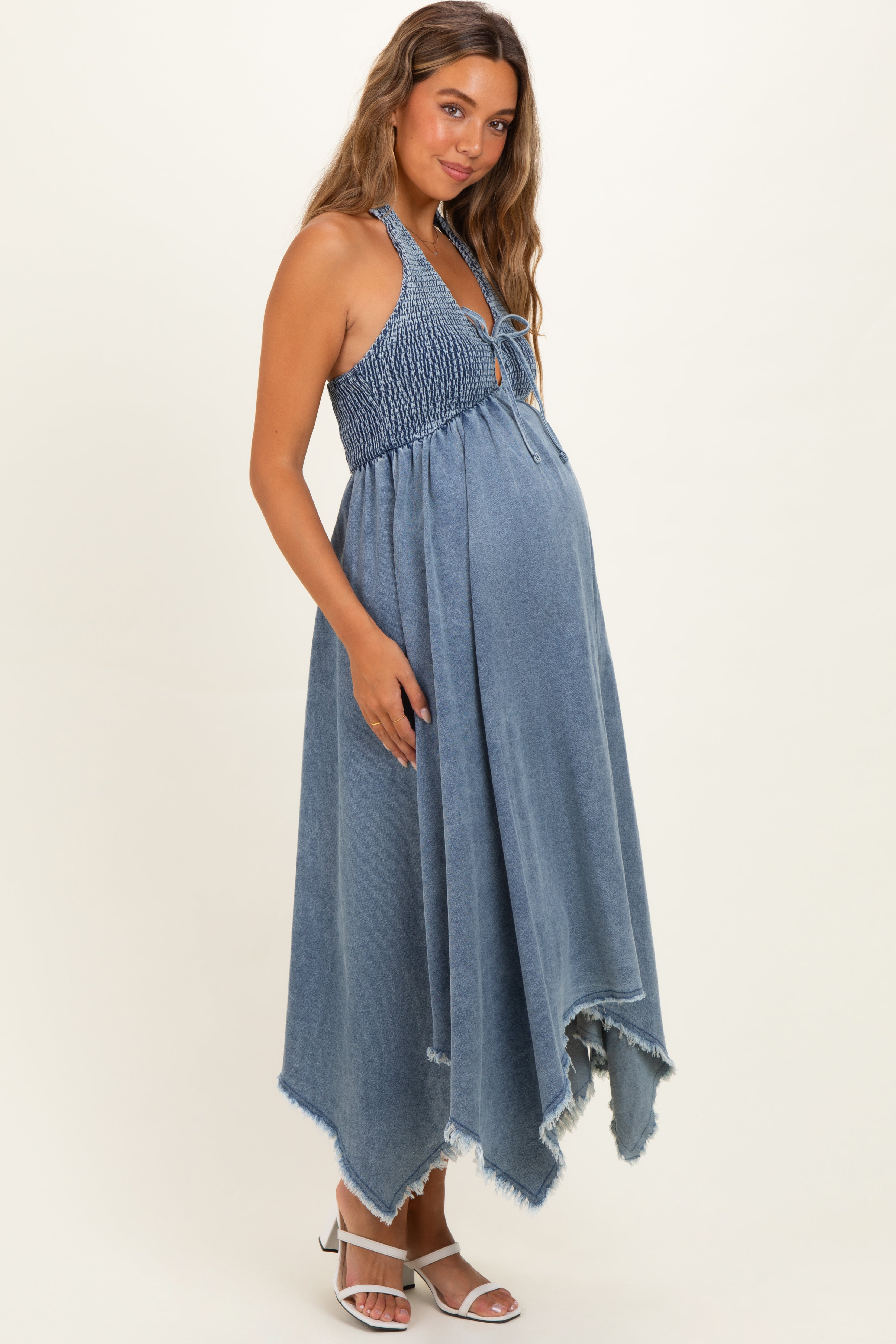 Umstandskleid in hellem Denim-Look mit Neckholder und Zipfelsaum