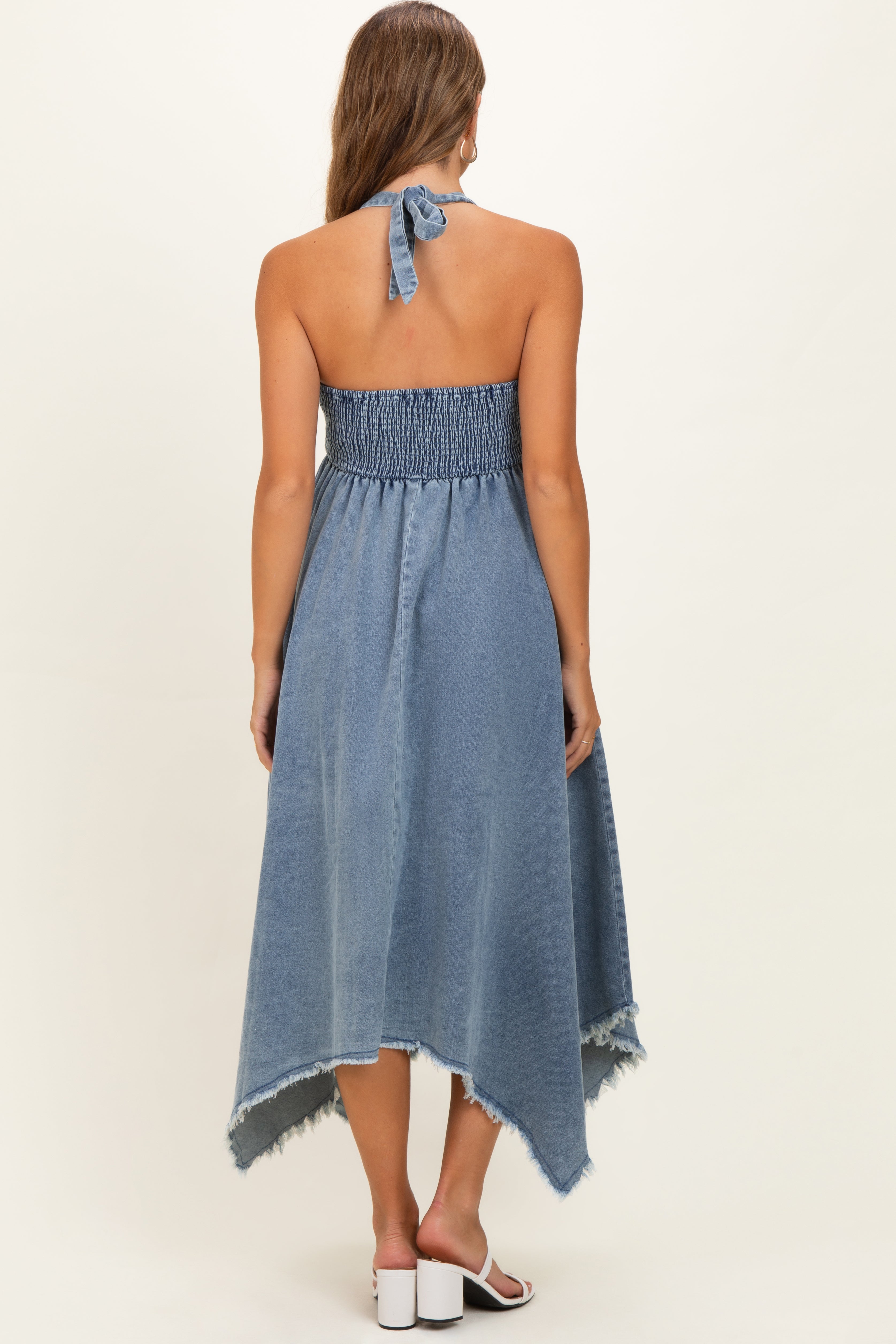 Umstandskleid in hellem Denim-Look mit Neckholder und Zipfelsaum