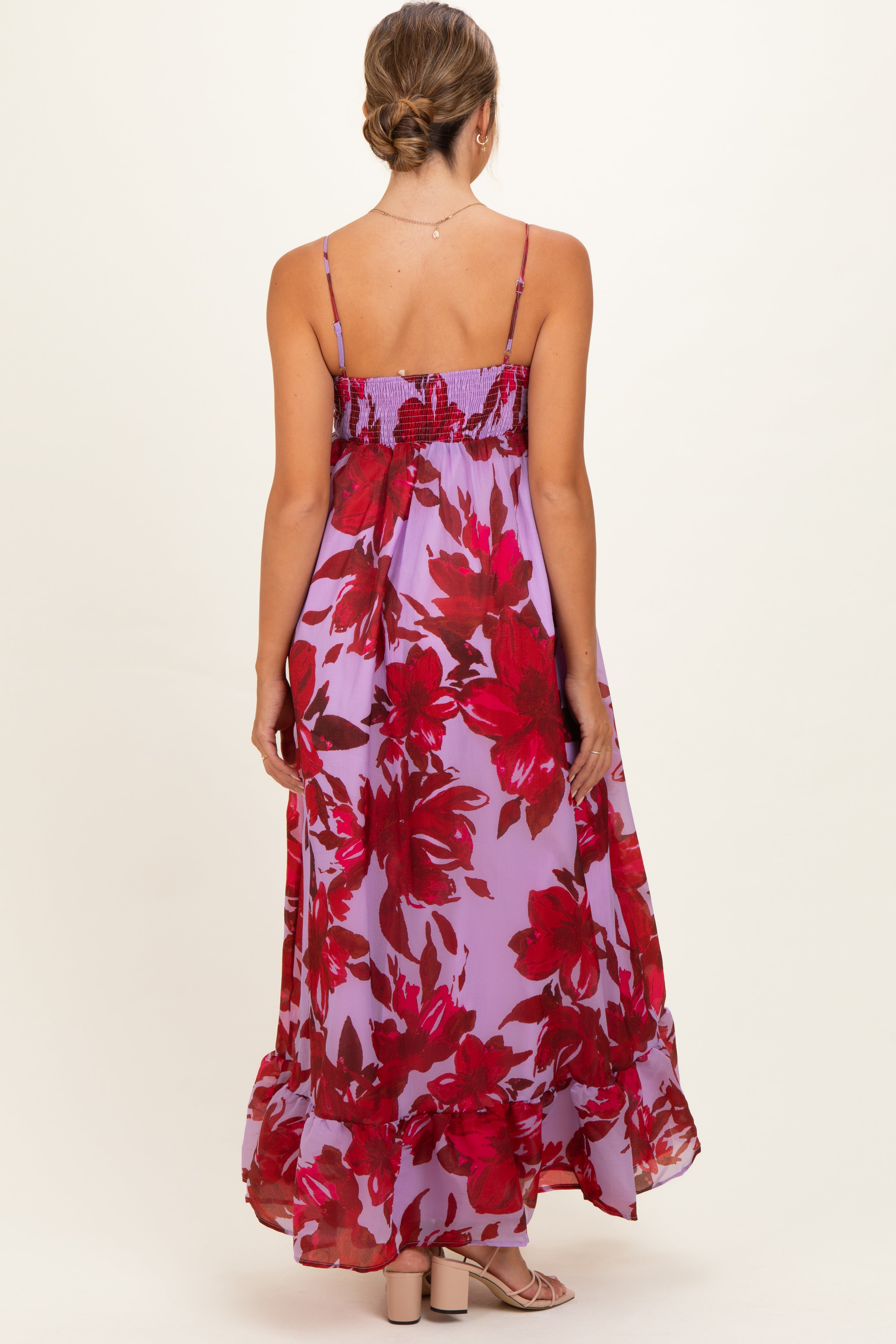 Umstands-Maxikleid in Lavendel mit Blumenmuster und Rüschensaum