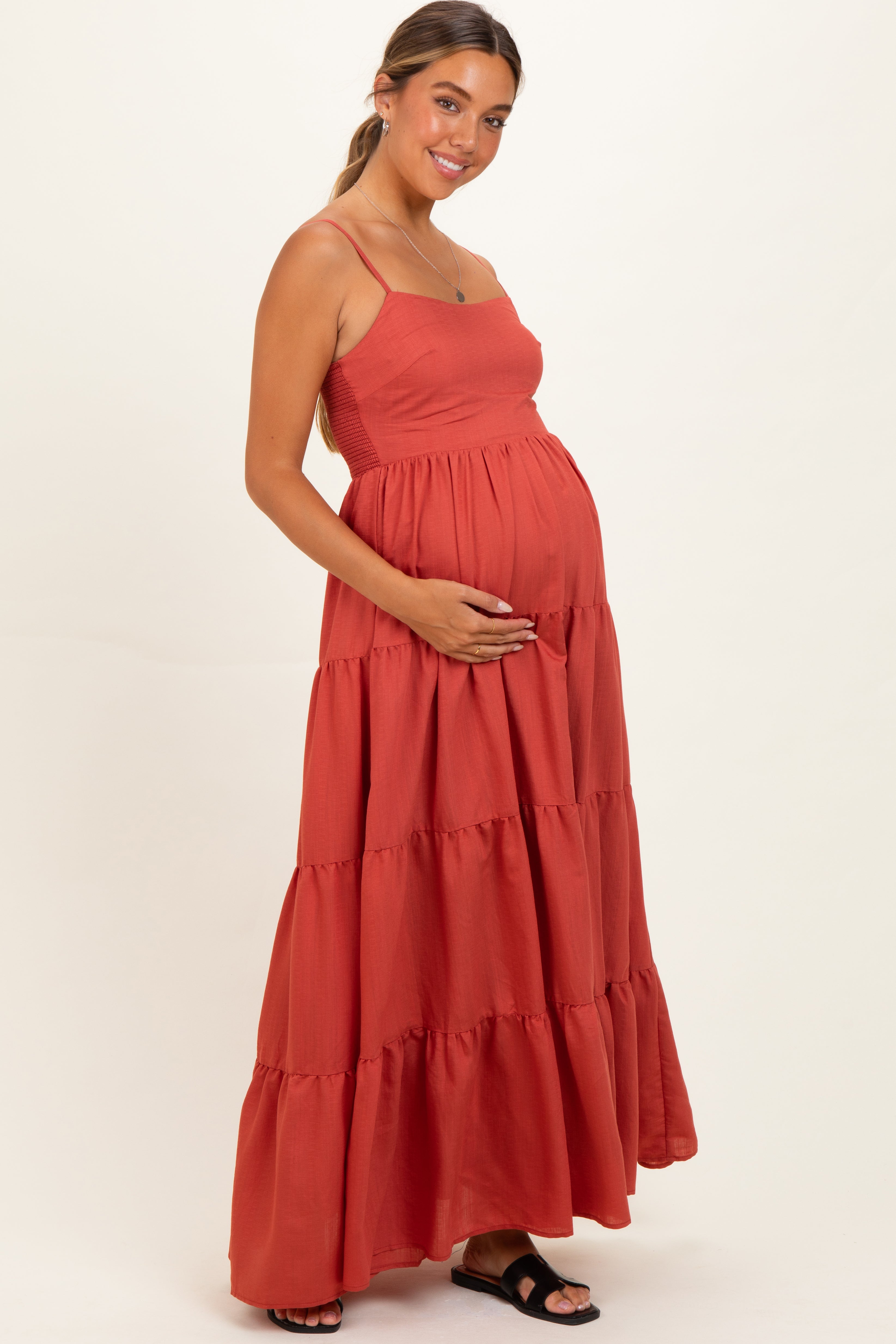 Ärmelloses Umstands-Maxikleid mit Stufenrock in Bronze