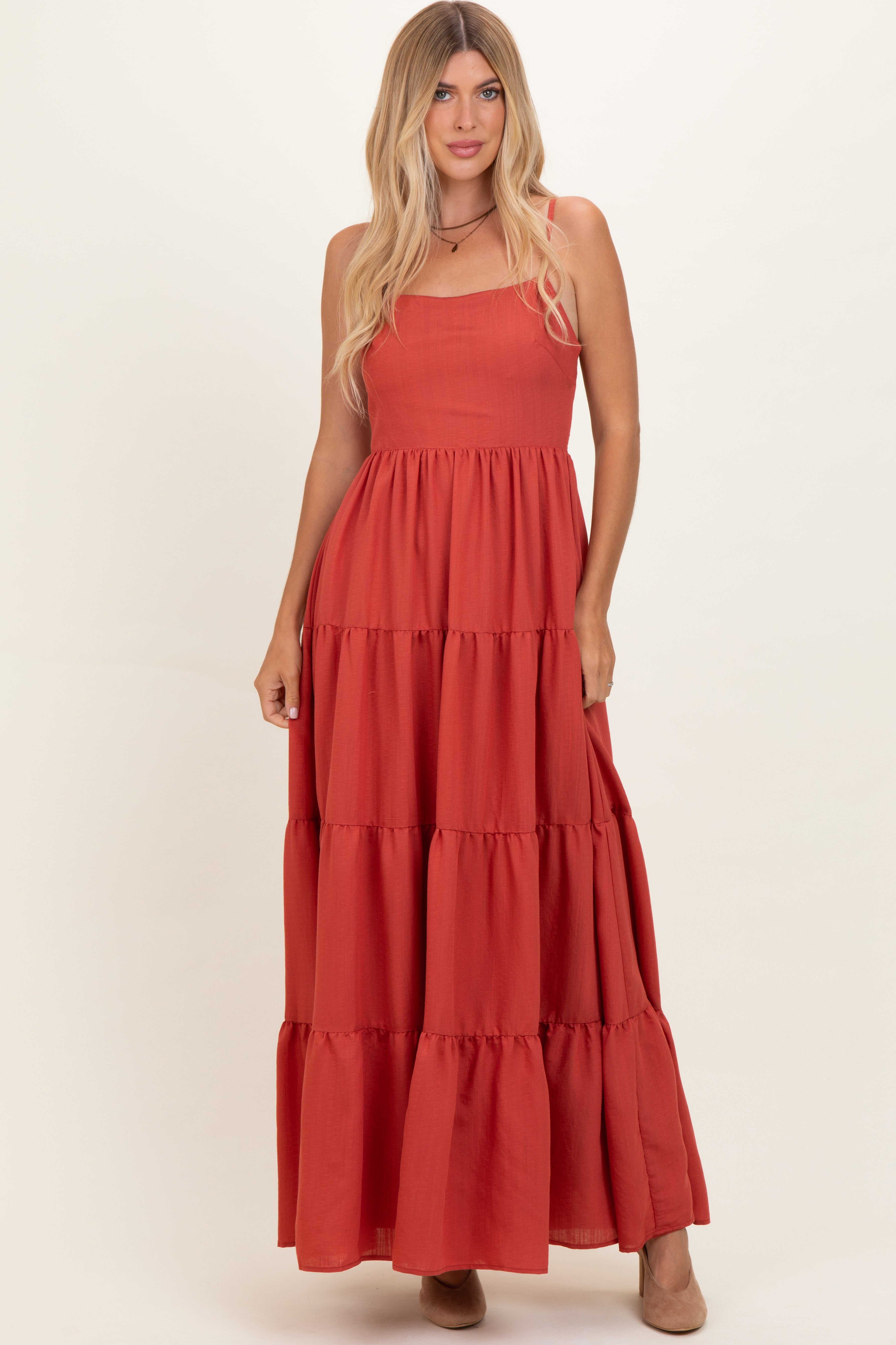 Ärmelloses Umstands-Maxikleid mit Stufenrock in Bronze