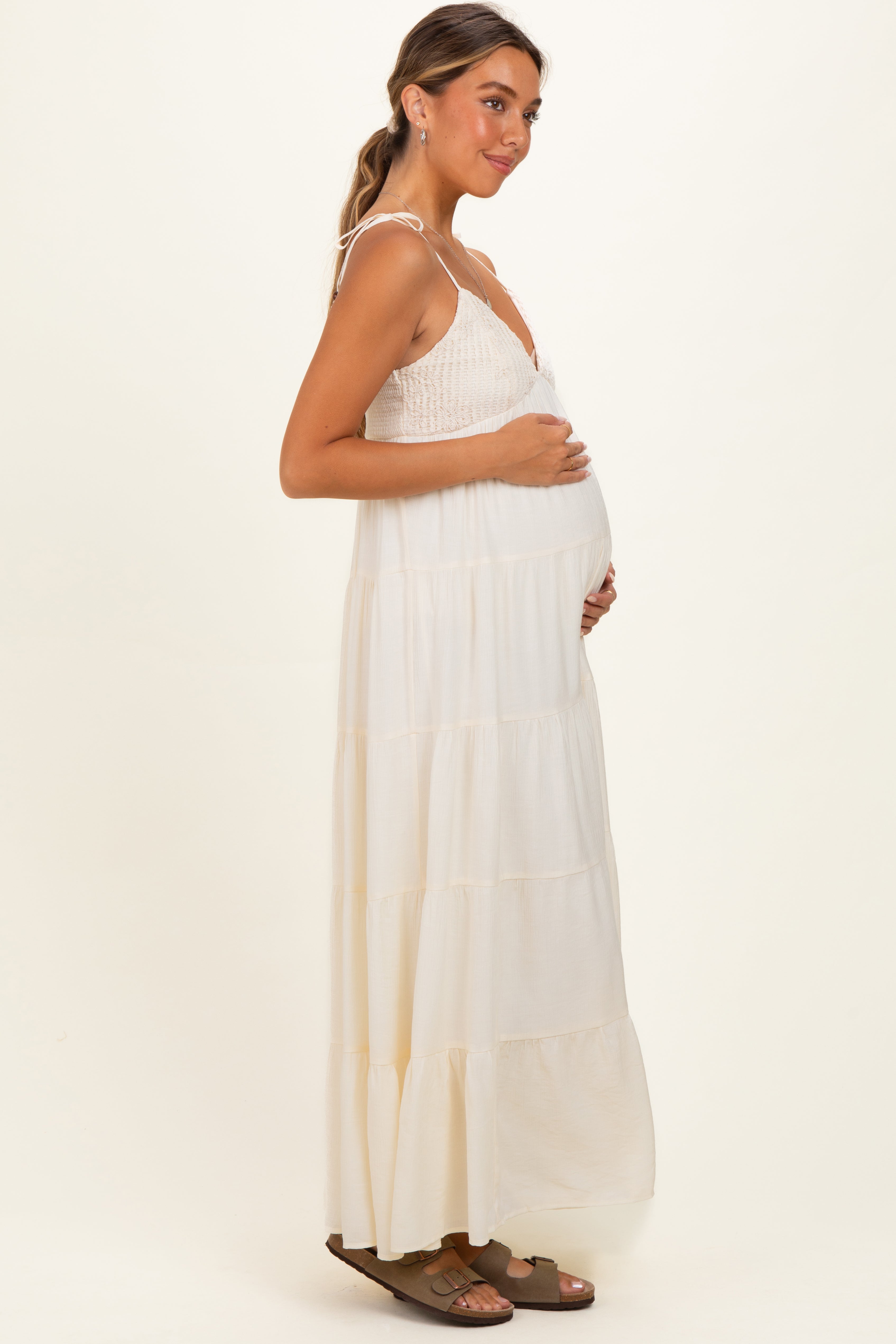 Umstands-Maxikleid in Creme mit Häkeldetail, Stufenrock und Schulterbändern