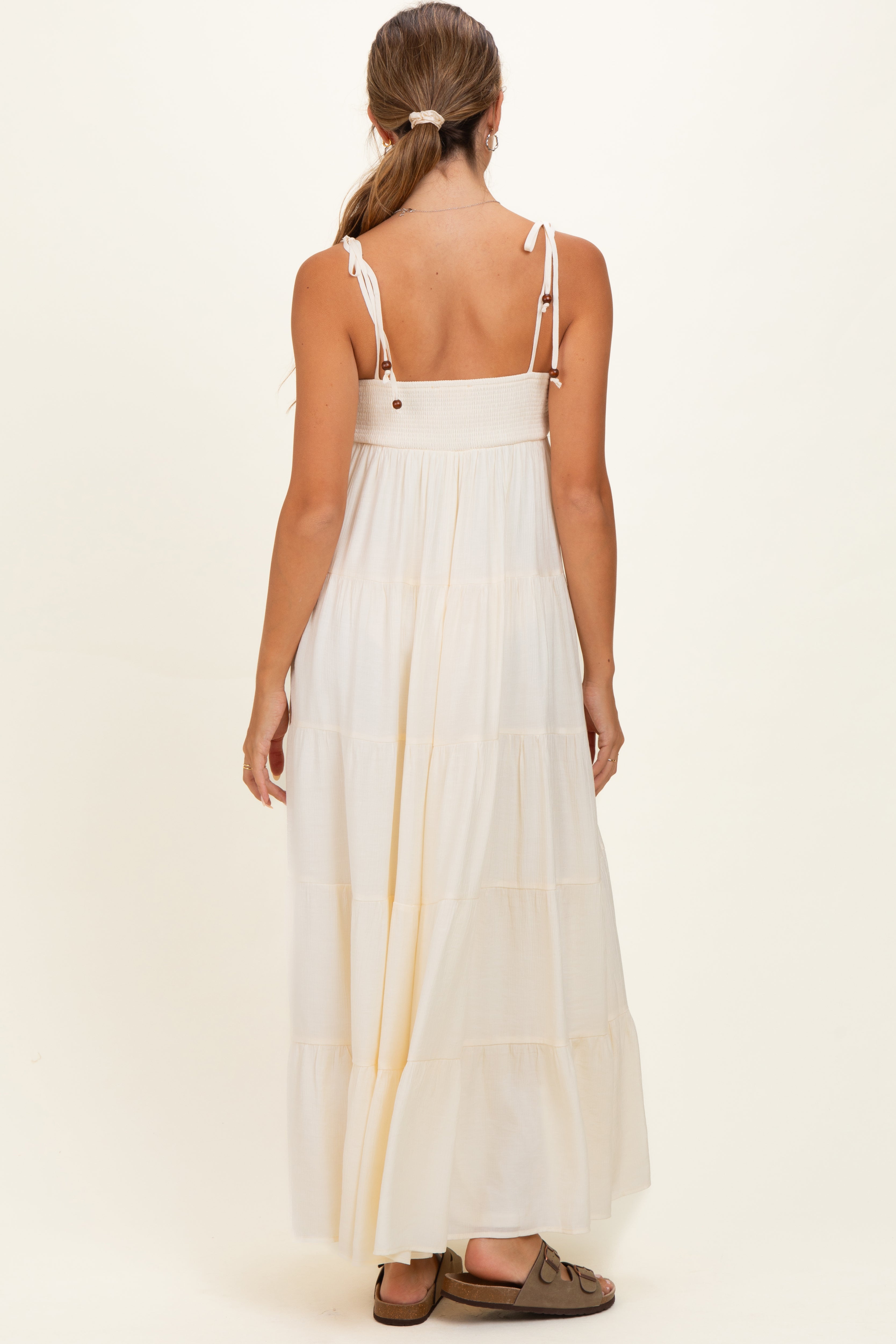 Umstands-Maxikleid in Creme mit Häkeldetail, Stufenrock und Schulterbändern