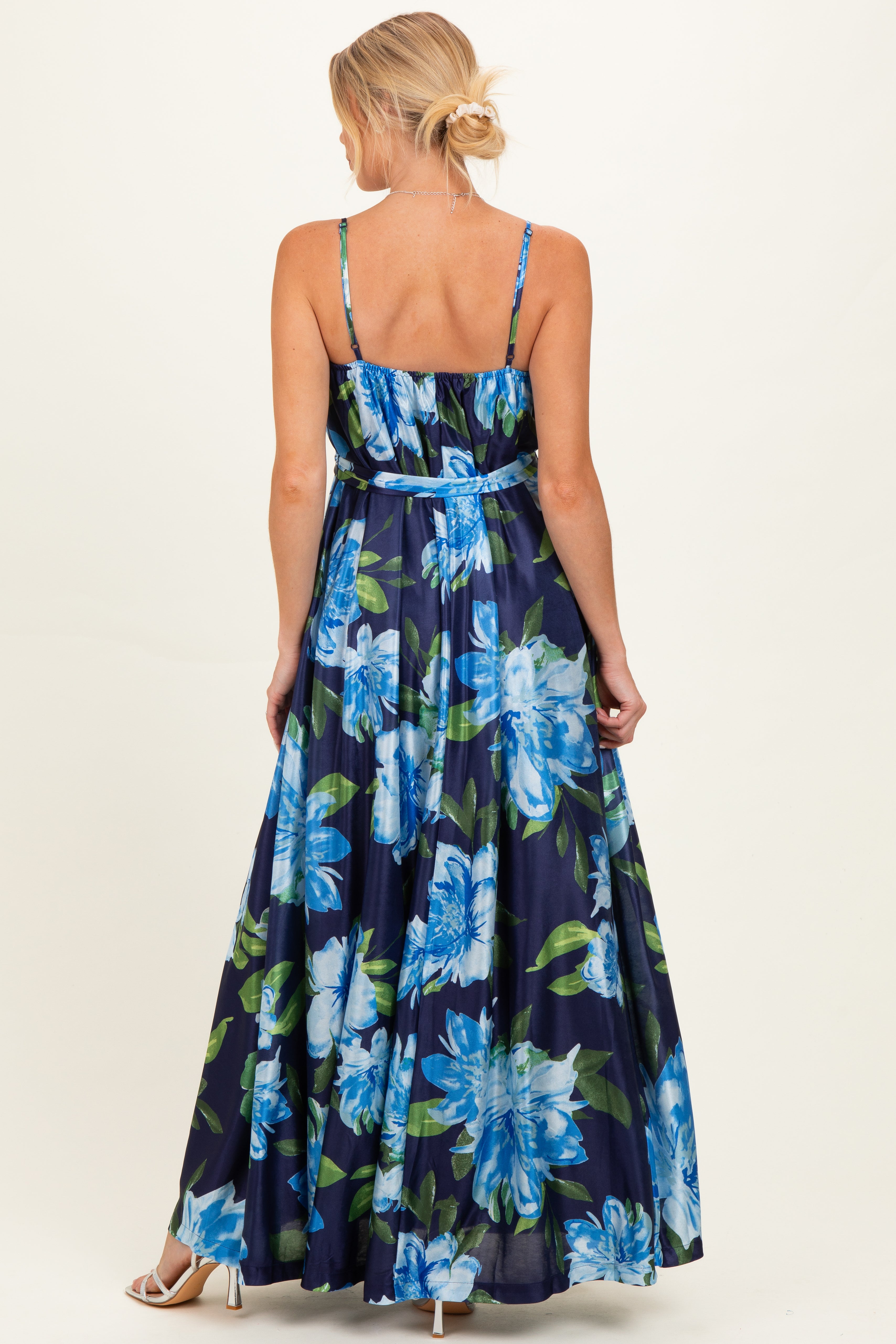 Geblümtes Umstands-Maxikleid mit Taillenband in Marineblau