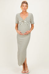 Gestreiftes Umstands-Maxikleid aus Feinstrick mit kurzen Ärmeln