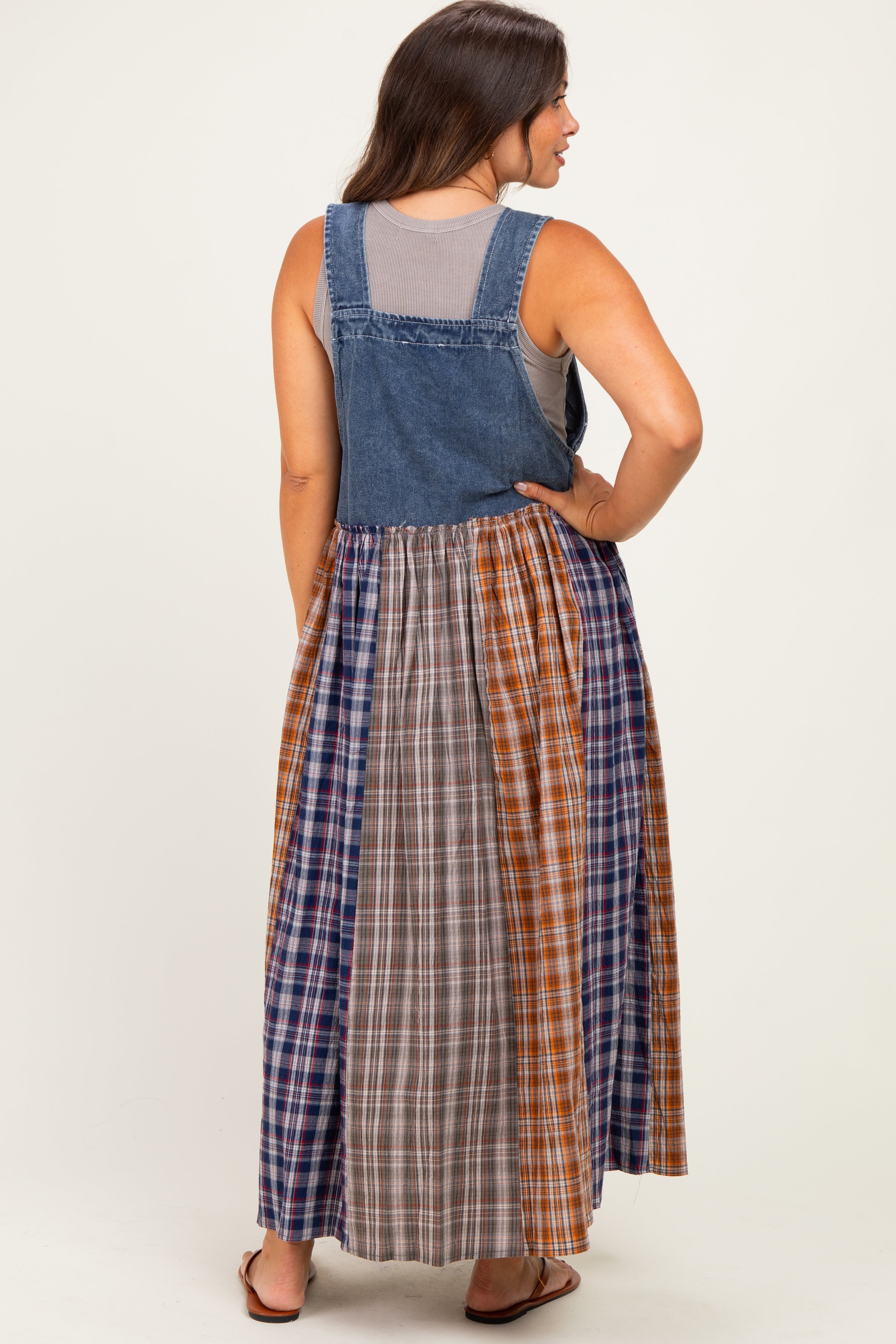 Umstands-Latzkleid aus Washed Denim mit Karo-Mix