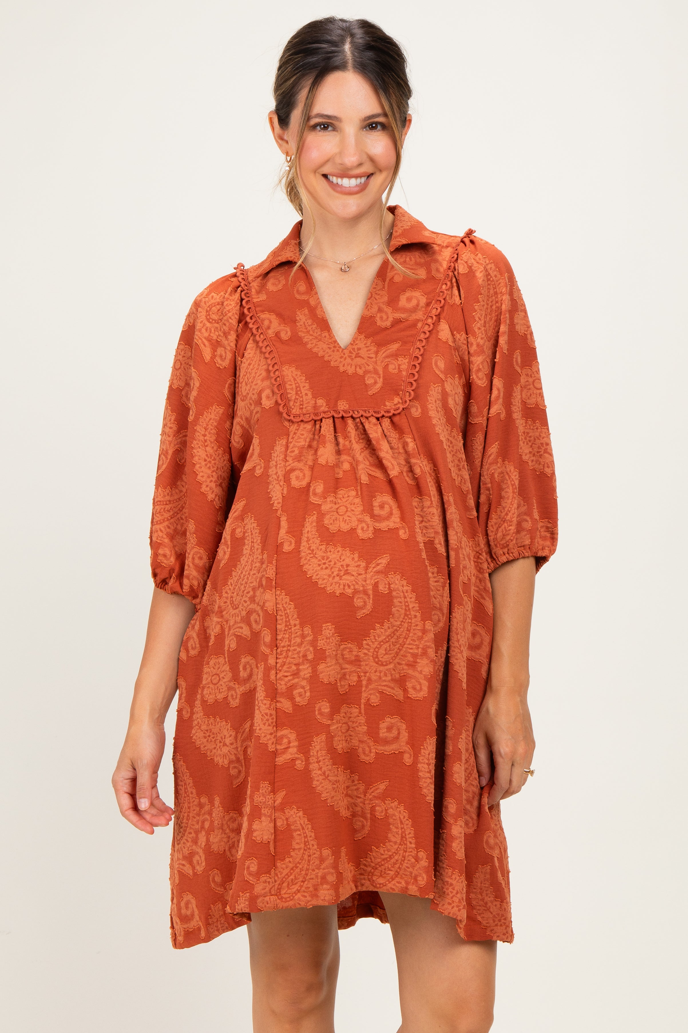 Umstandskleid mit Paisley-Muster und Puffärmeln