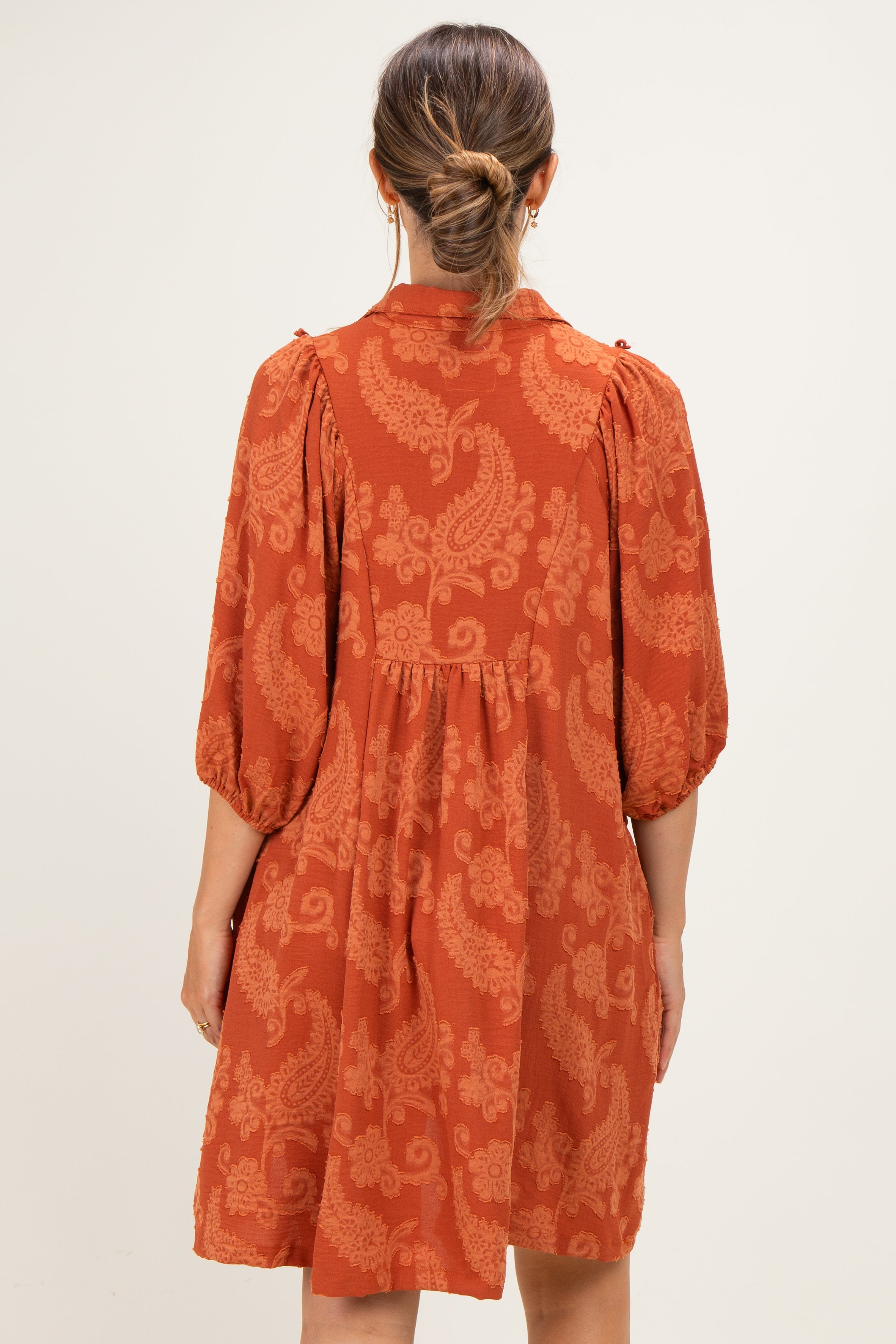 Umstandskleid mit Paisley-Muster und Puffärmeln