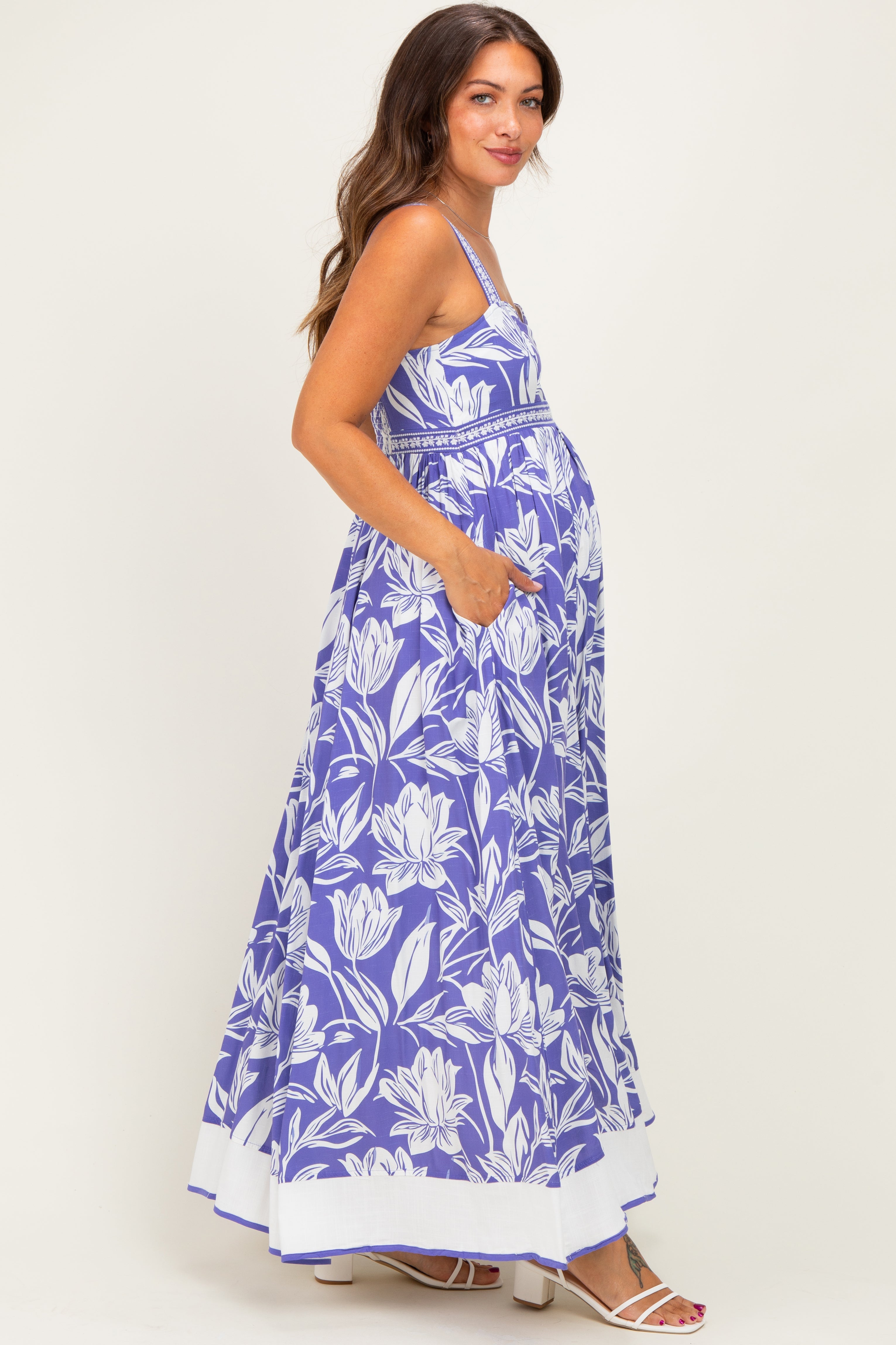 Ärmelloses Umstands-Maxikleid mit Blüten-Mix