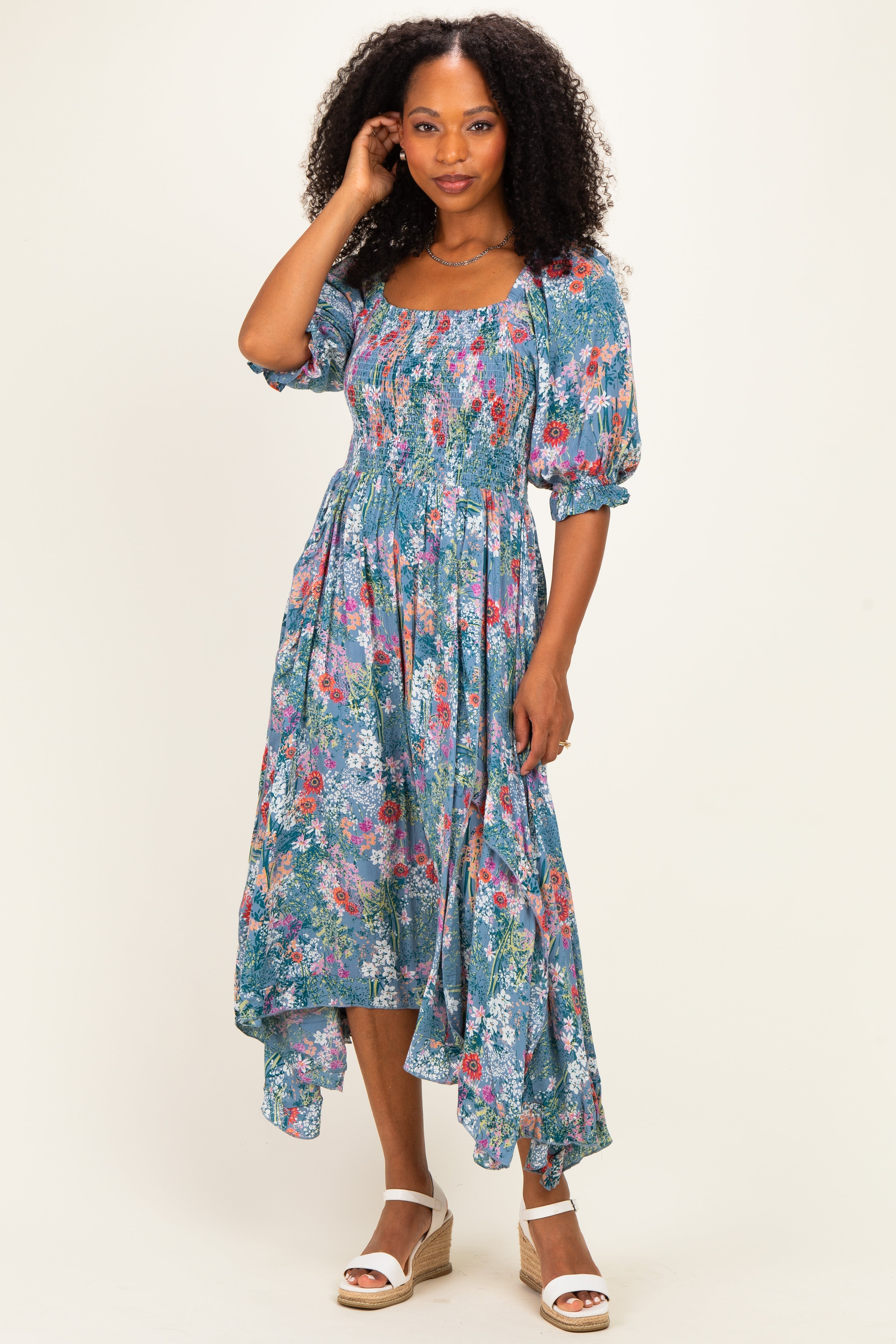 Geblümtes Umstands-Midikleid mit Smok-Detail und Zipfelsaum